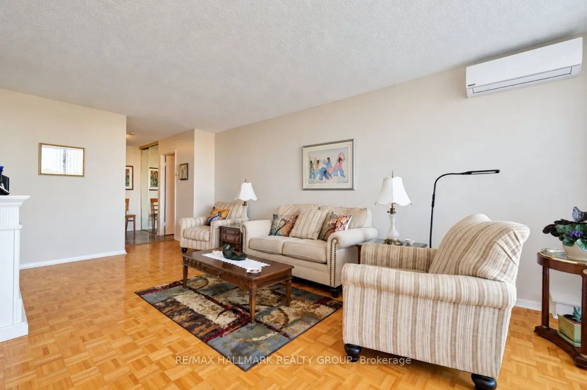 515 St Laurent Boulevard #810