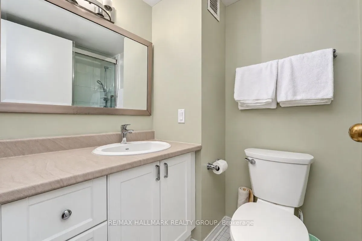 515 St Laurent Boulevard #810