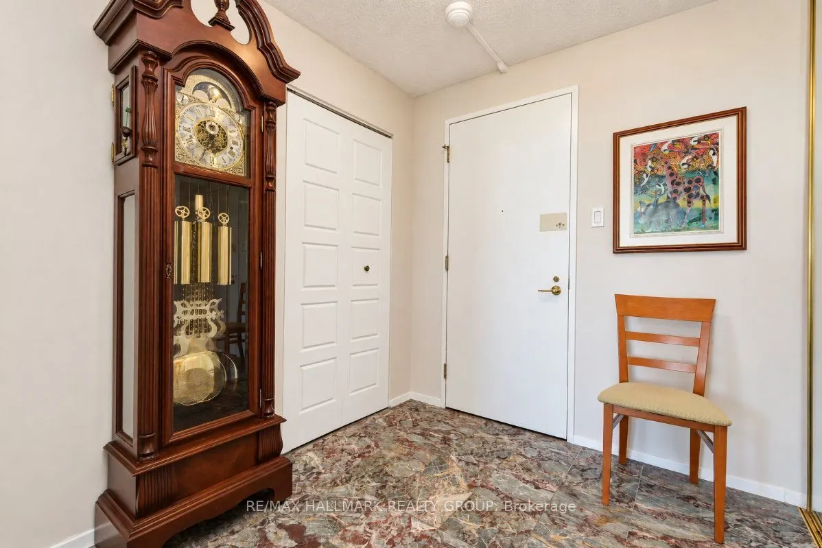 515 St Laurent Boulevard #810