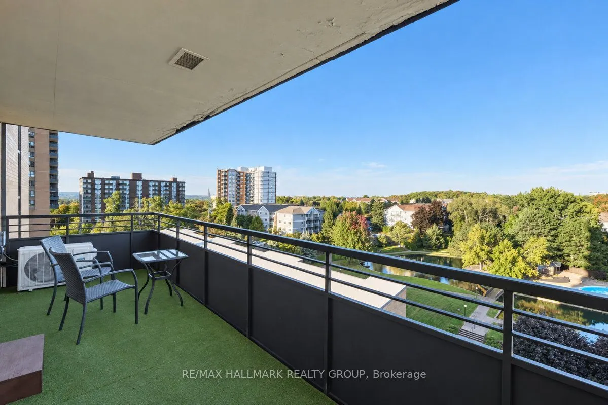 515 St Laurent Boulevard #810