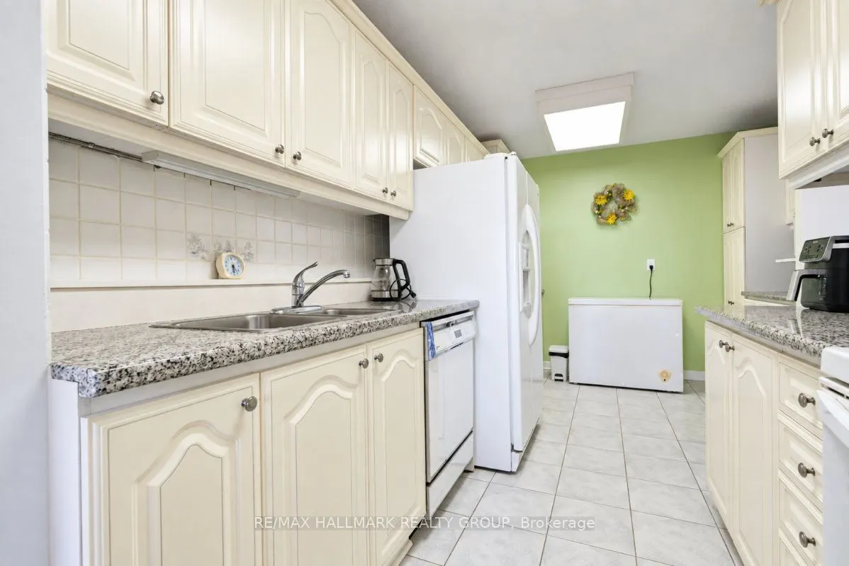515 St Laurent Boulevard #810