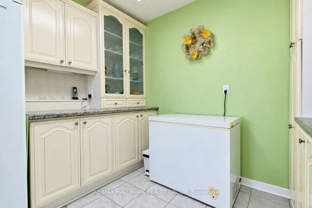 515 St Laurent Boulevard #810