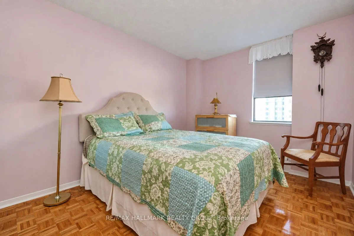 515 St Laurent Boulevard #810