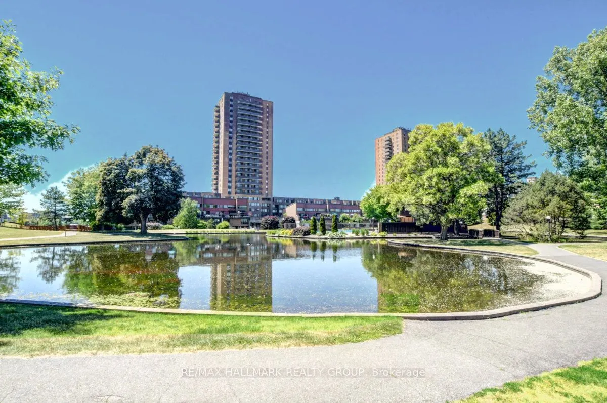 515 St Laurent Boulevard #810