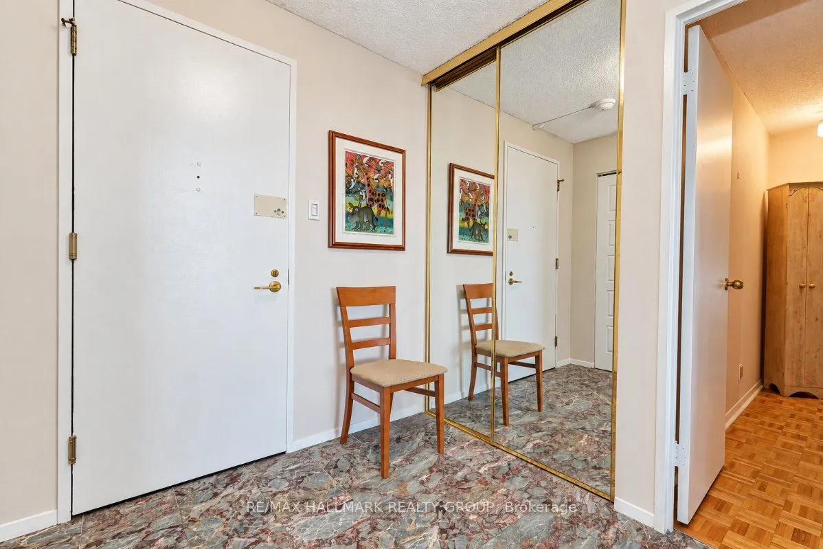 515 St Laurent Boulevard #810