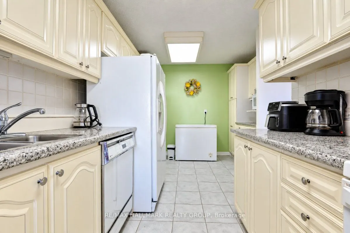 515 St Laurent Boulevard #810
