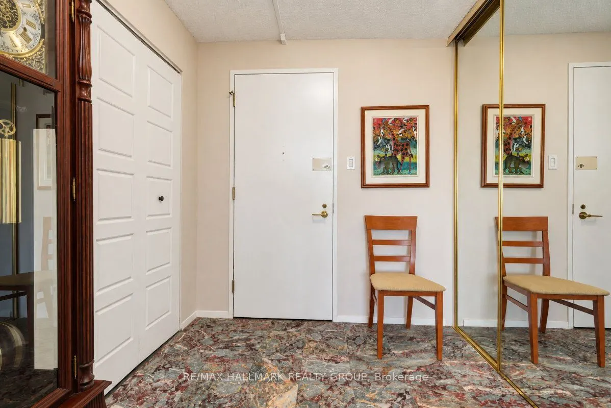515 St Laurent Boulevard #810