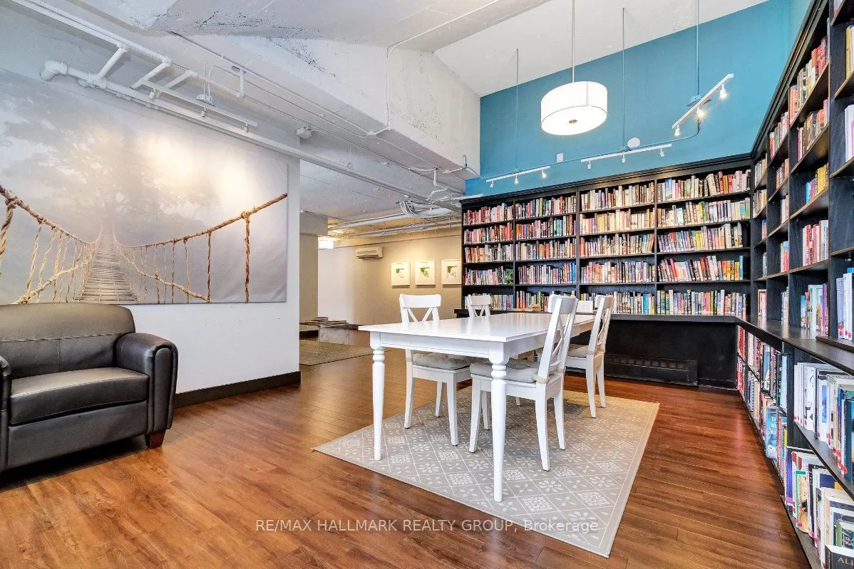 515 St Laurent Boulevard #810