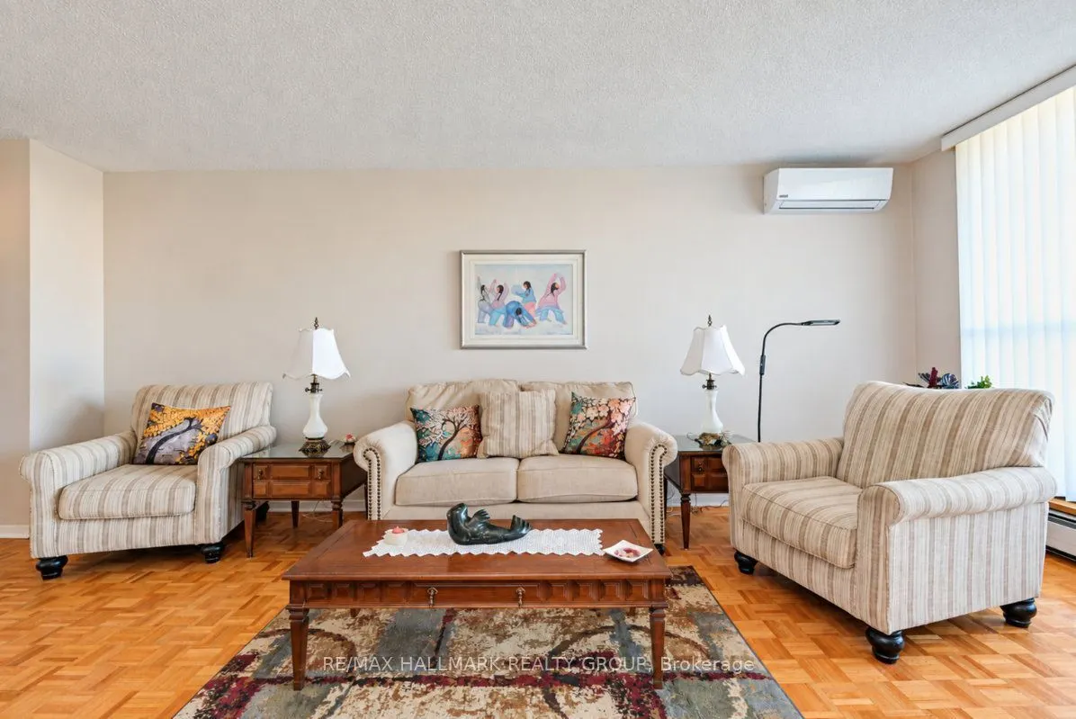 515 St Laurent Boulevard #810