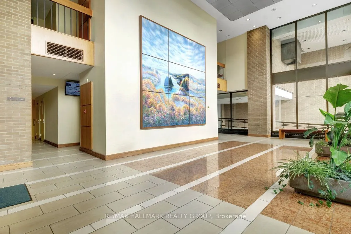 515 St Laurent Boulevard #810