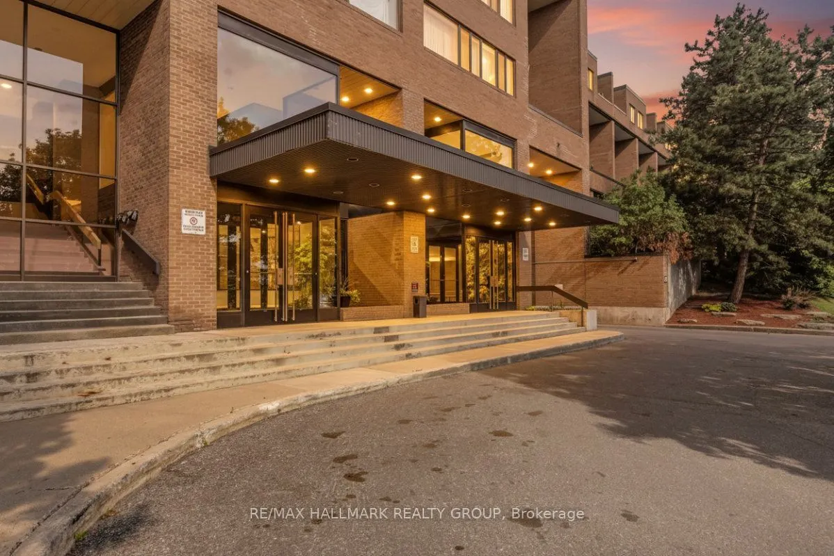 515 St Laurent Boulevard #810
