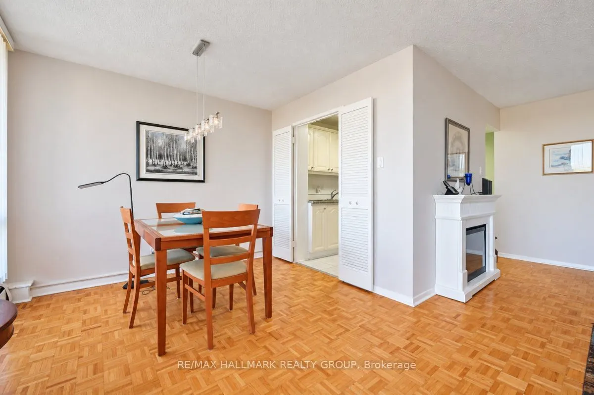 515 St Laurent Boulevard #810