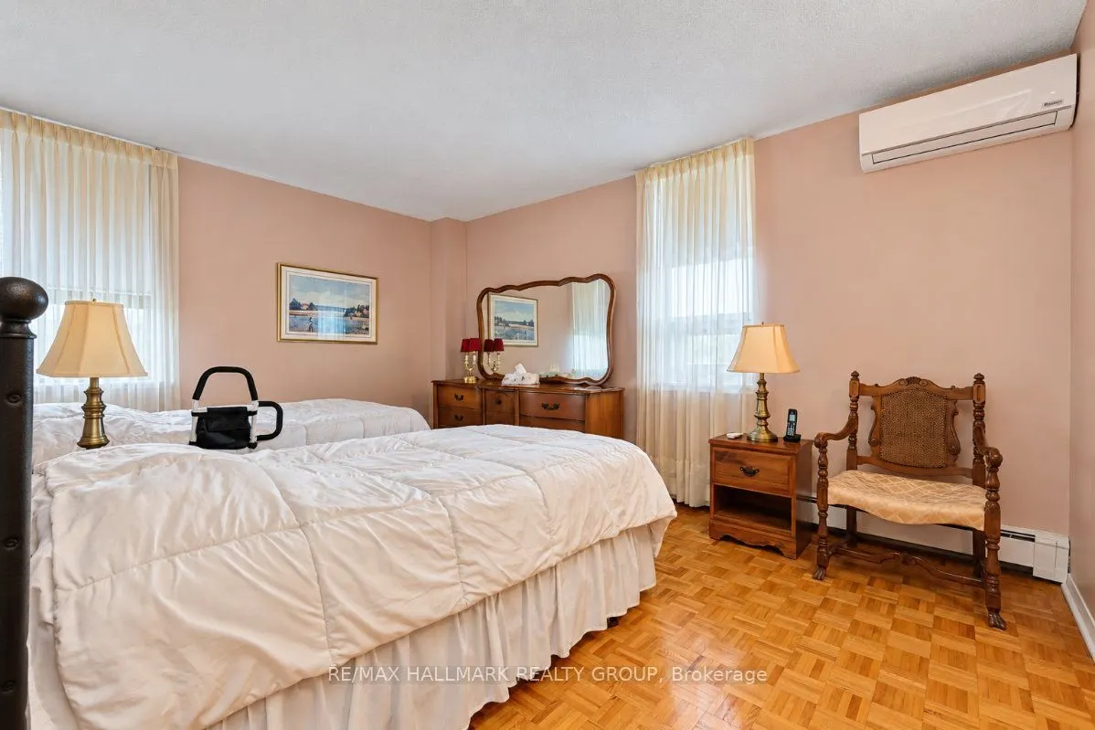 515 St Laurent Boulevard #810