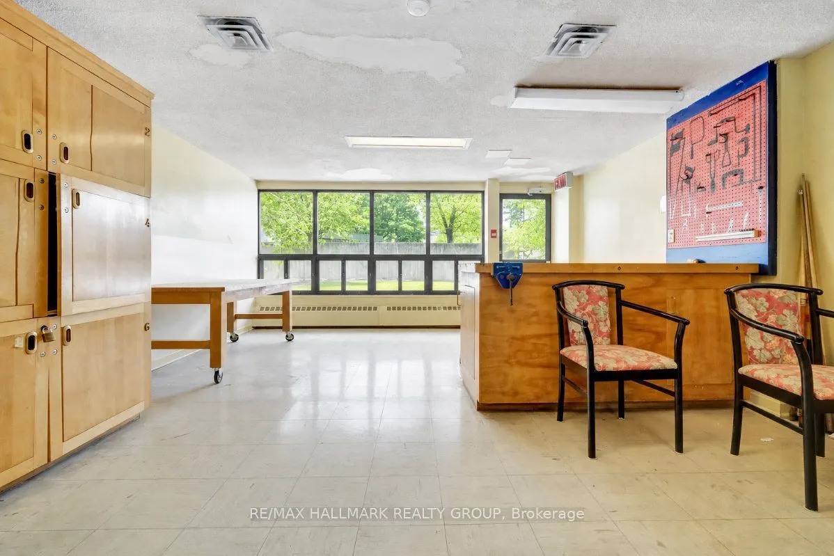 515 St Laurent Boulevard #810