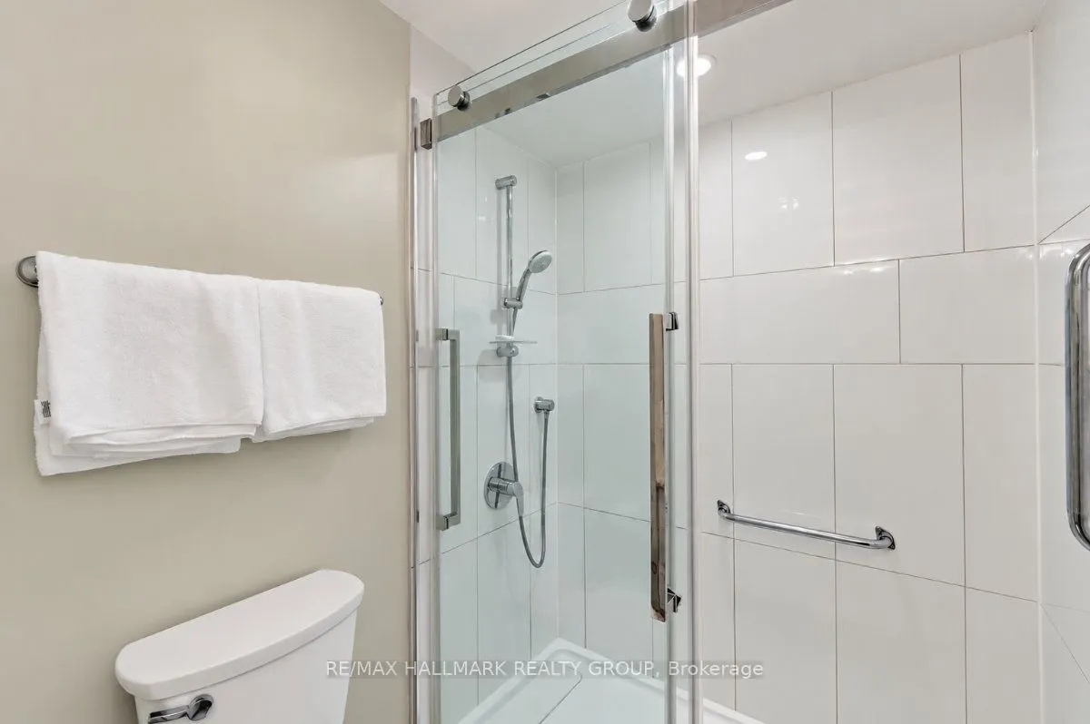 515 St Laurent Boulevard #810