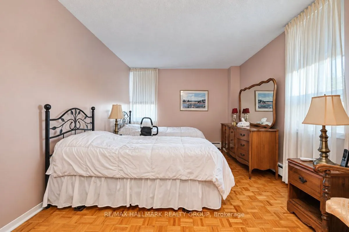 515 St Laurent Boulevard #810