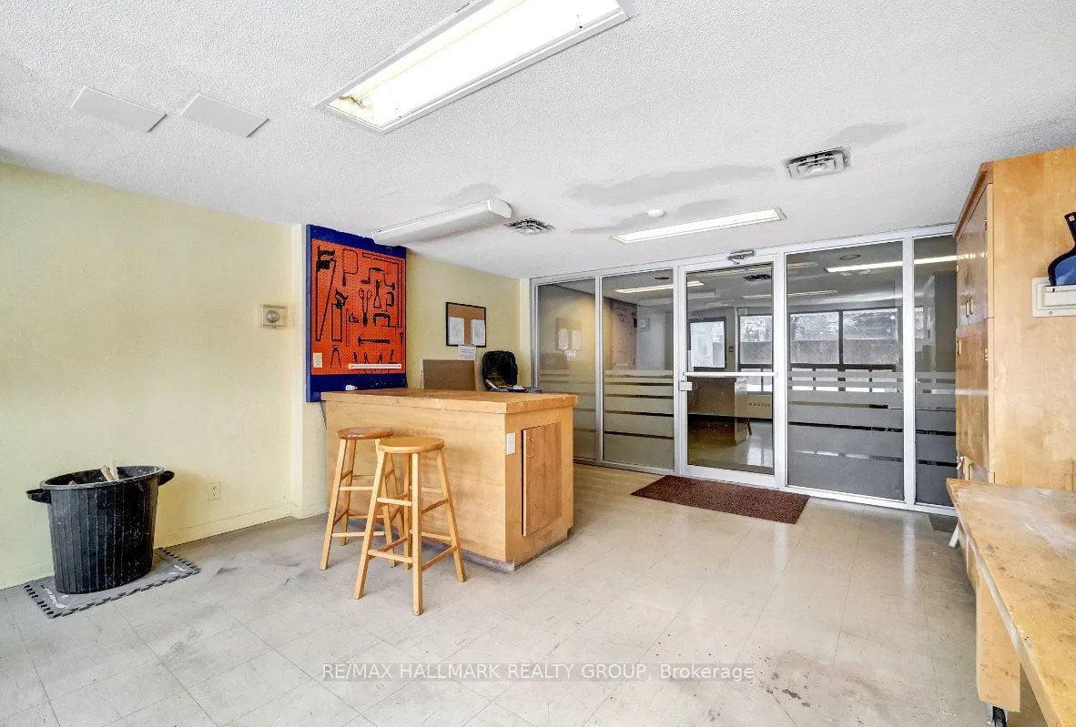 515 St Laurent Boulevard #810