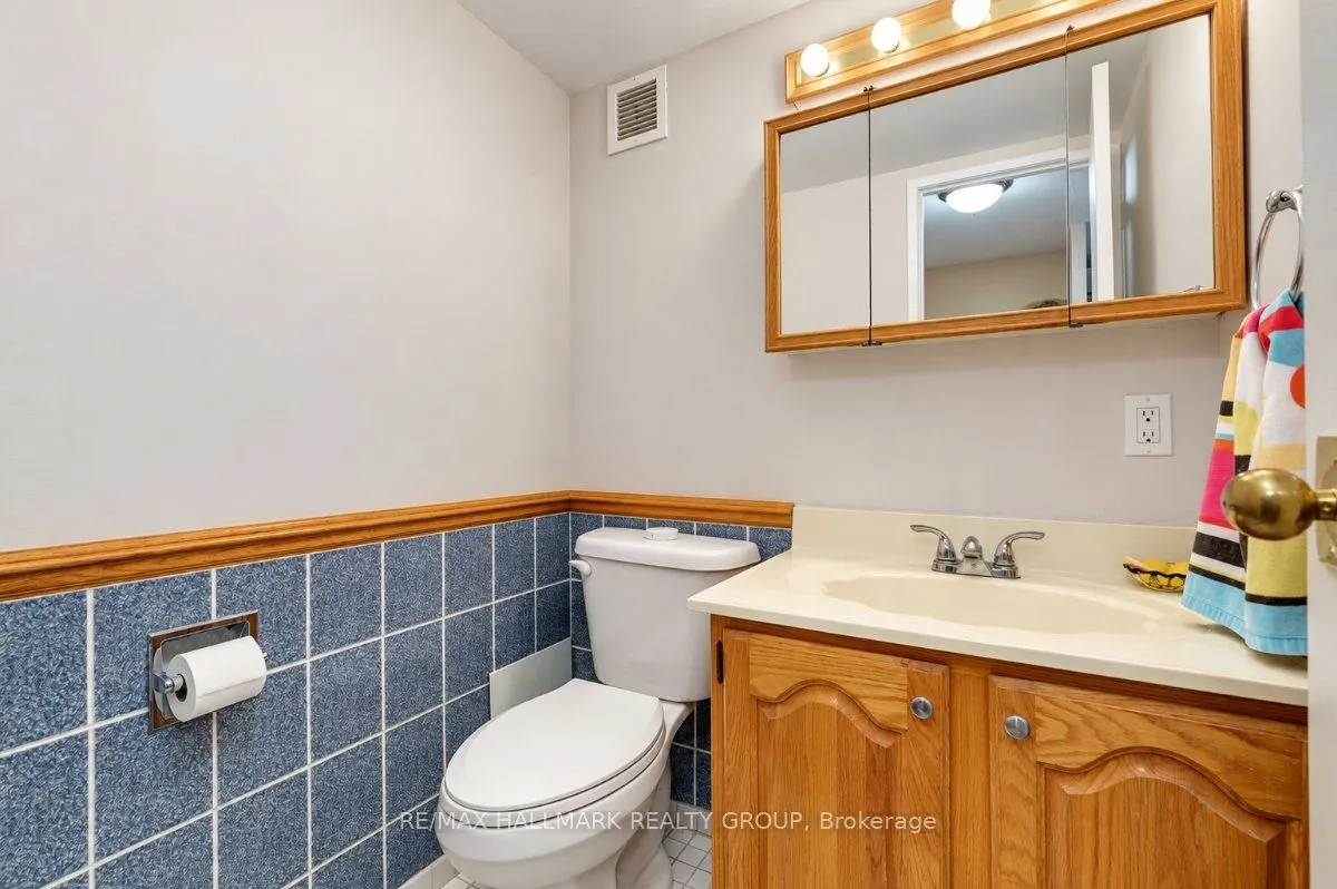 515 St Laurent Boulevard #810