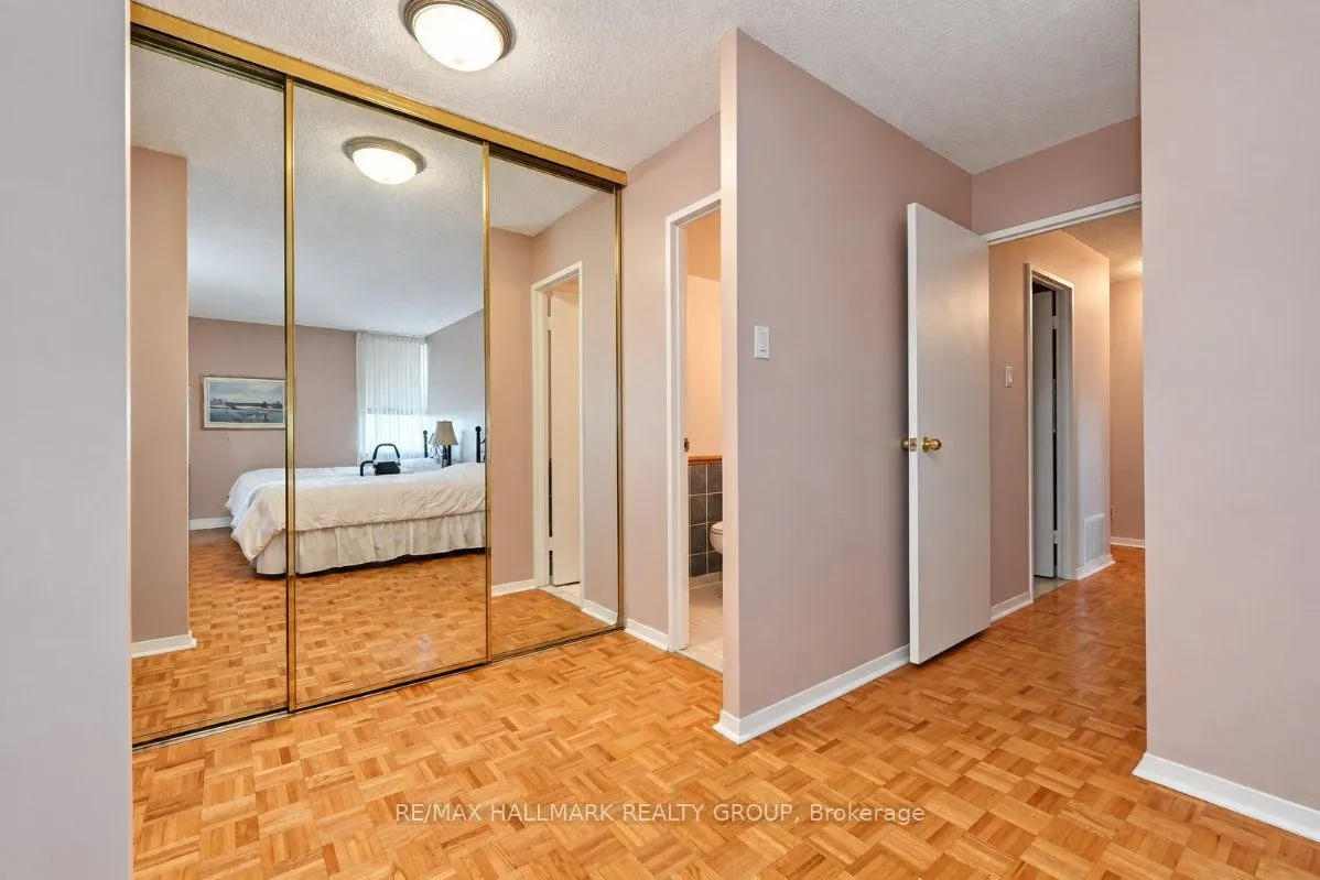 515 St Laurent Boulevard #810