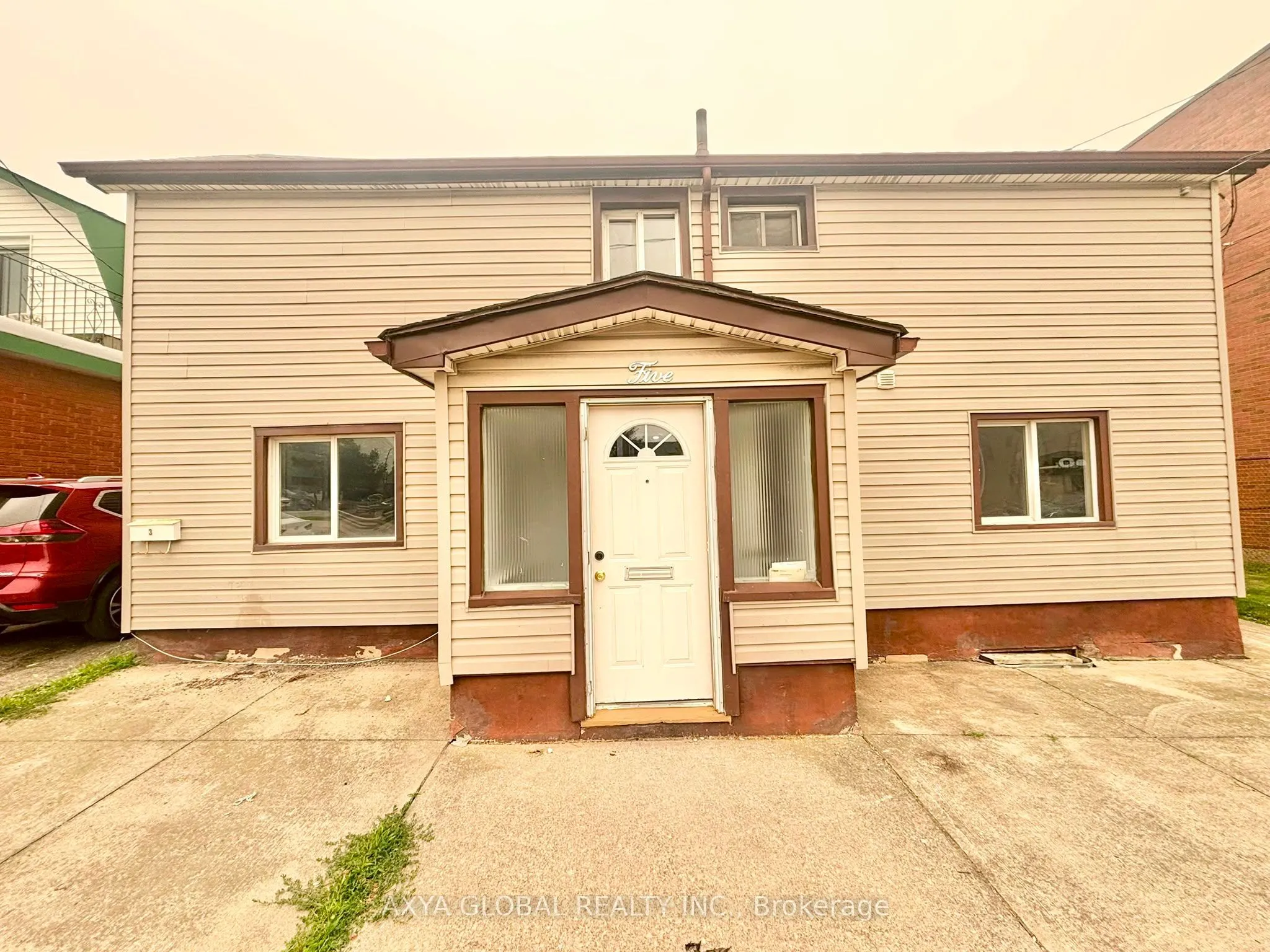 5 Pine Street S