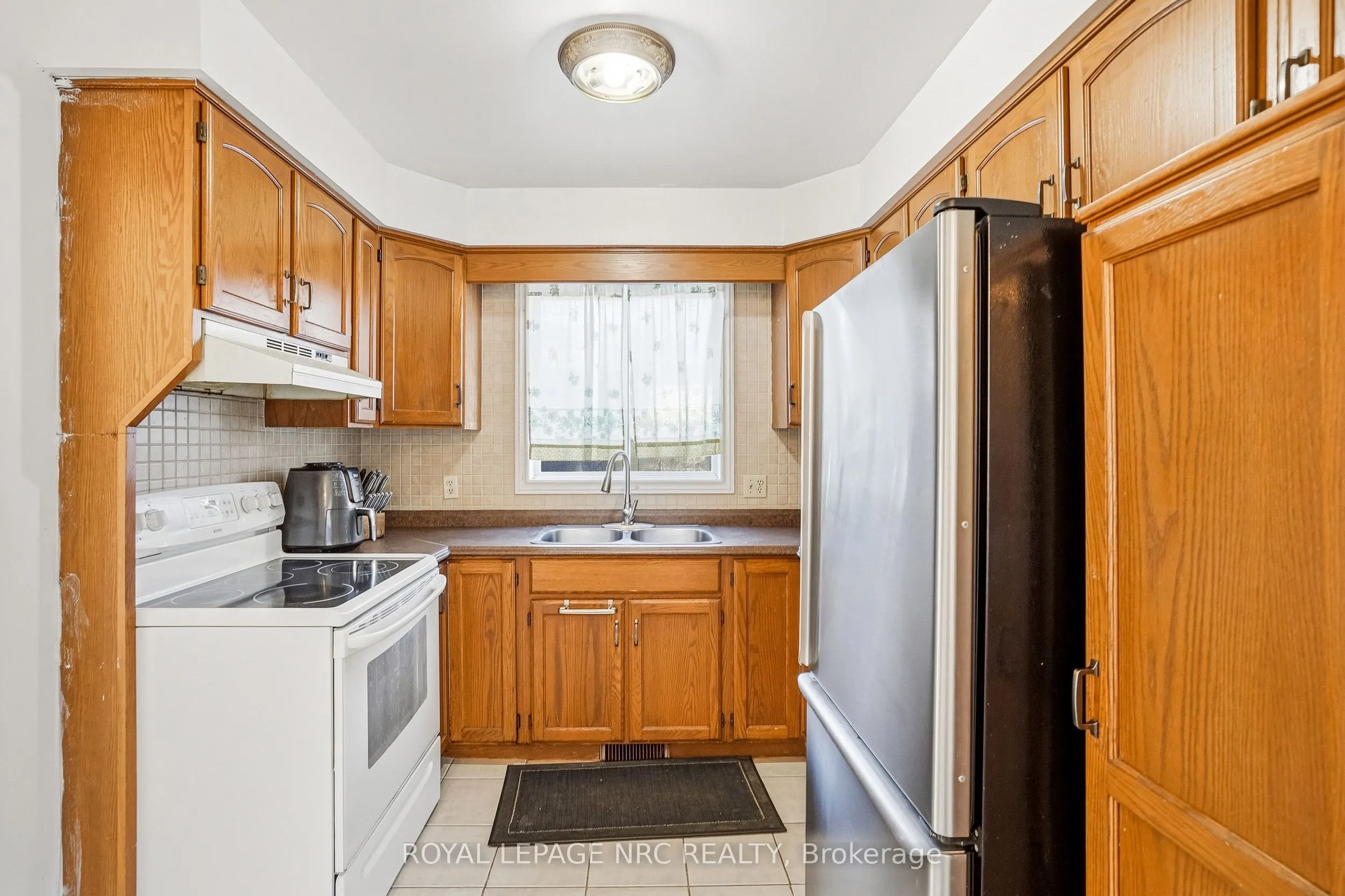 6033 Wildrose Crescent