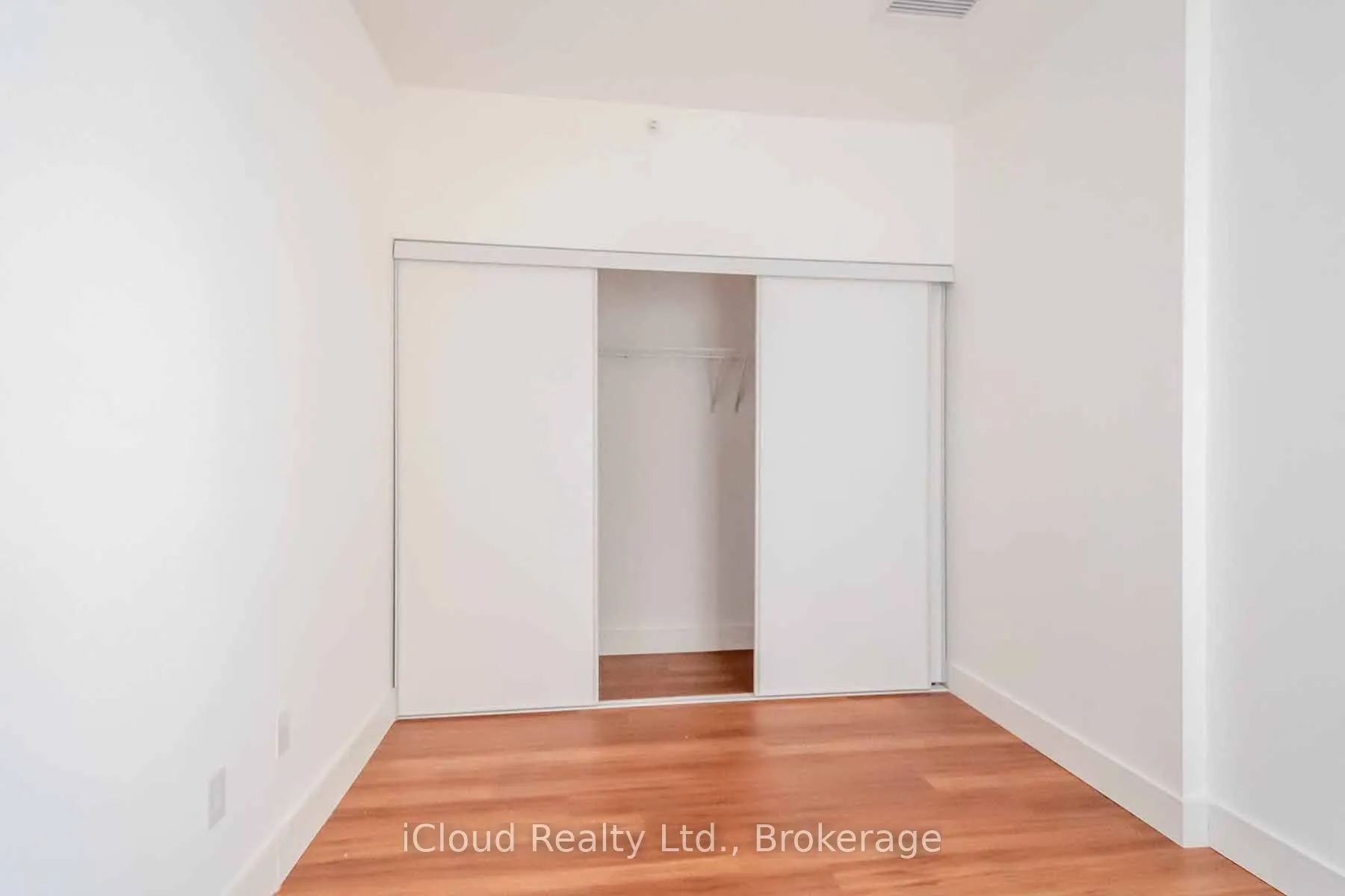 1 Wellington Street #806