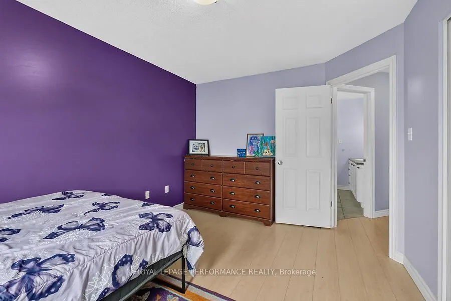 266 Mica Crescent W