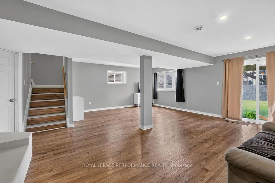 266 Mica Crescent W