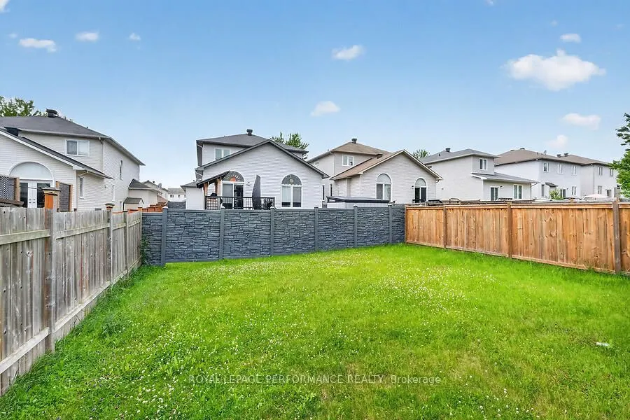 266 Mica Crescent W
