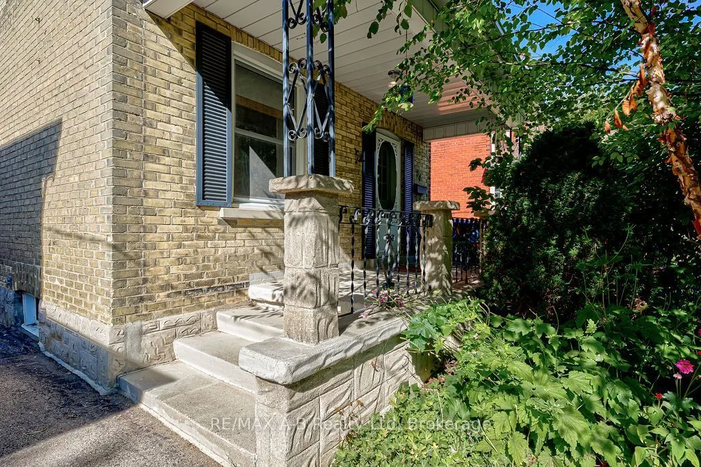 54 Mcnab Street S