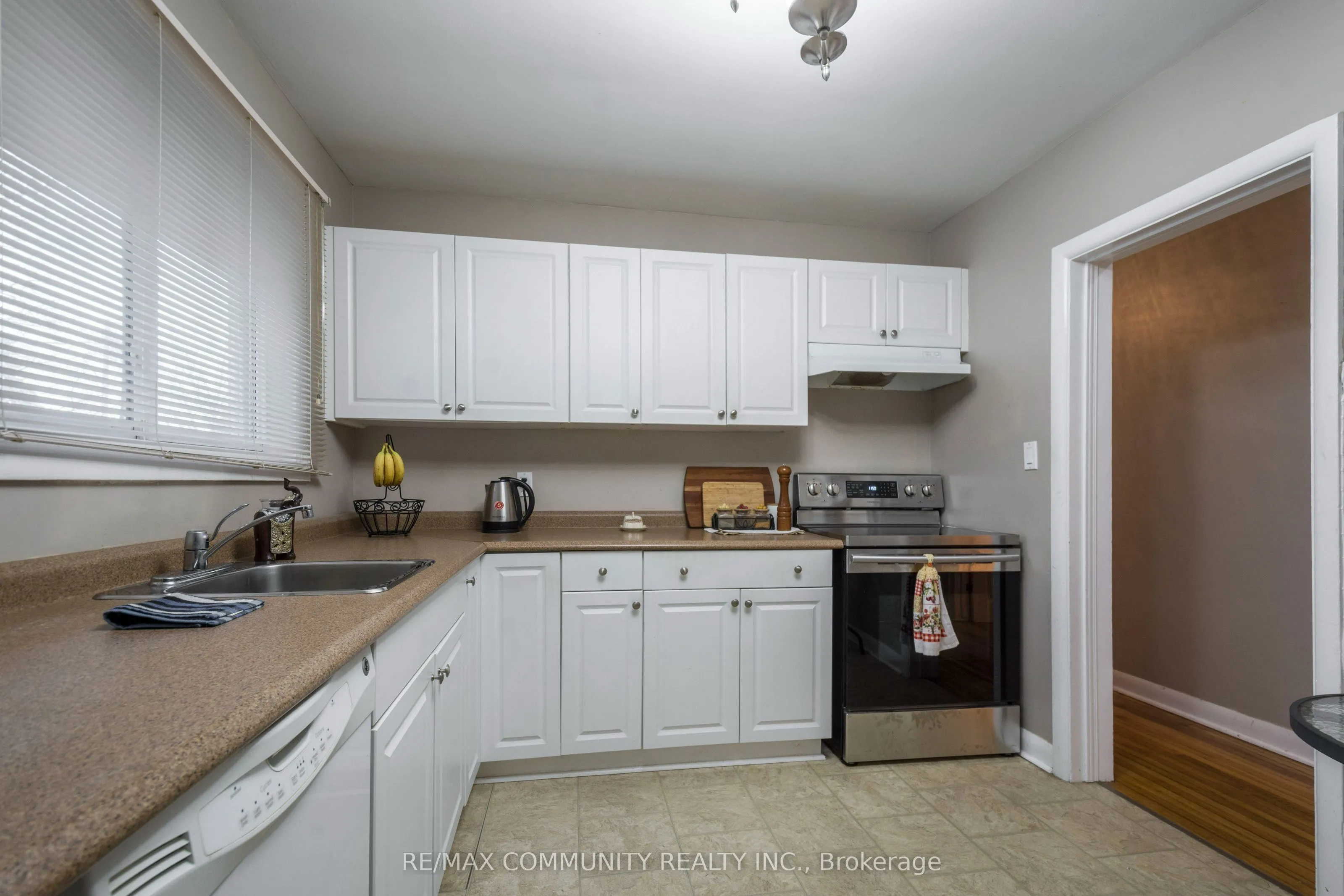 69 Elizabeth Crescent #Main Floor