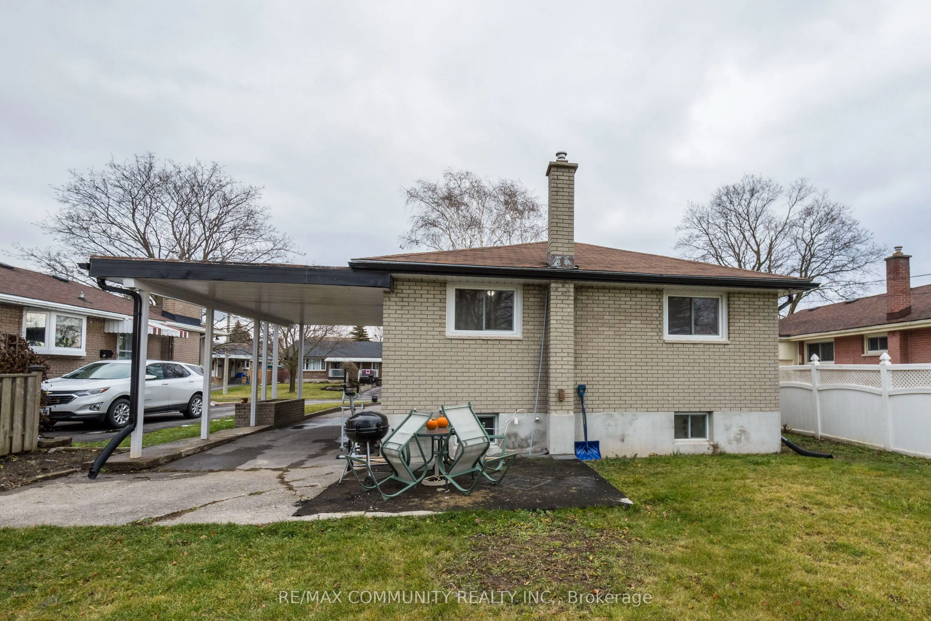 69 Elizabeth Crescent #Main Floor