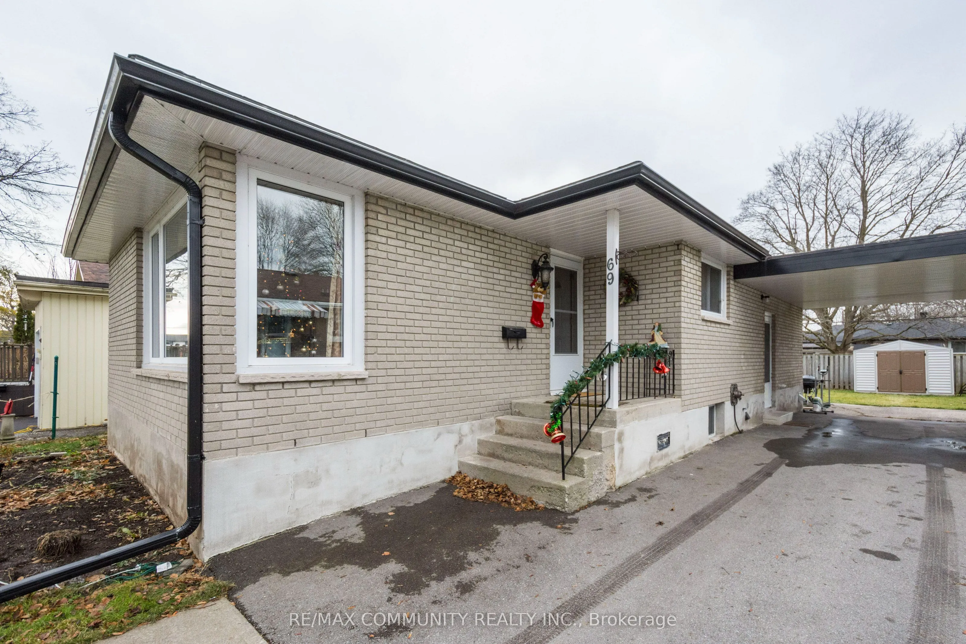 69 Elizabeth Crescent #Main Floor