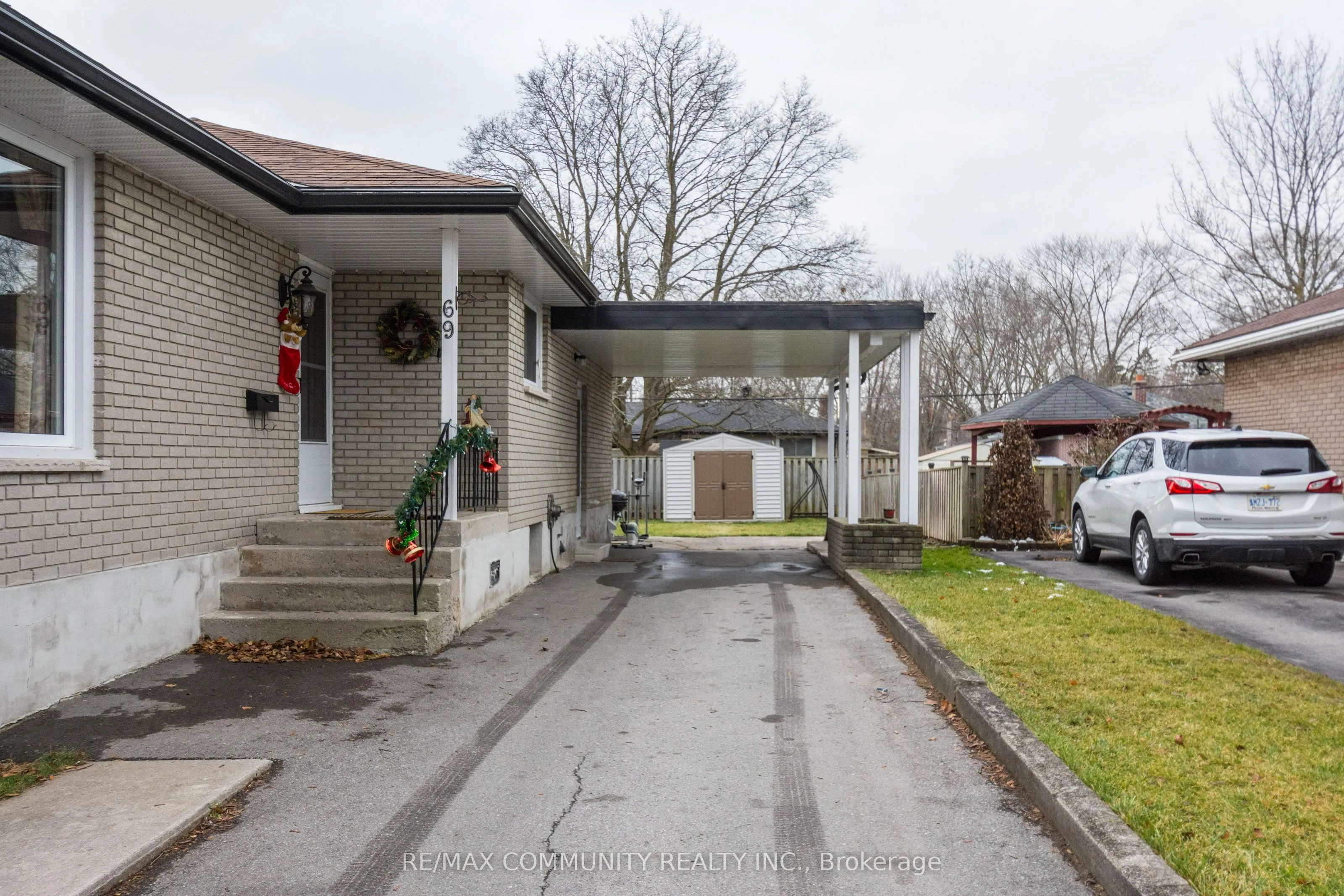 69 Elizabeth Crescent #Main Floor