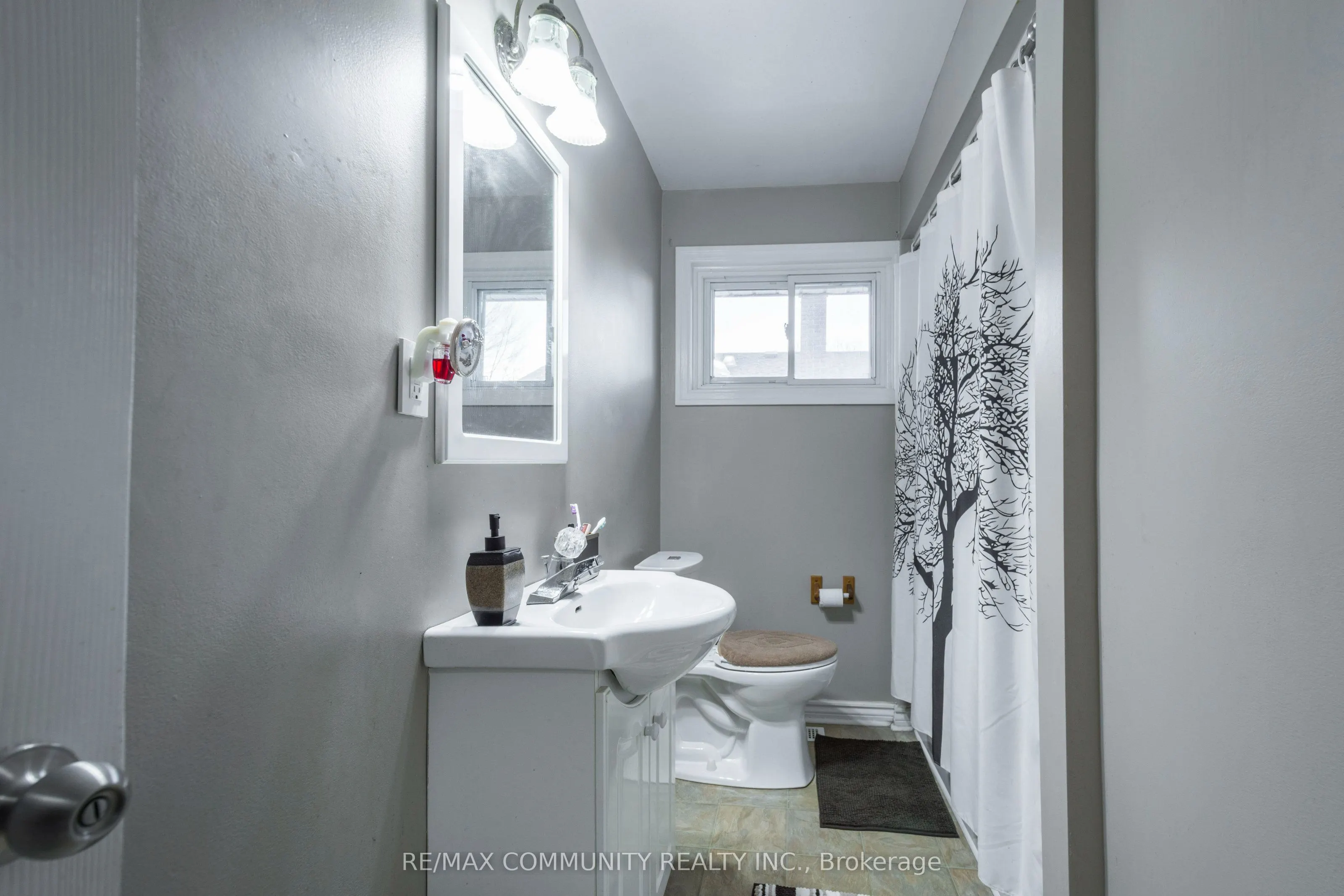 69 Elizabeth Crescent #Main Floor