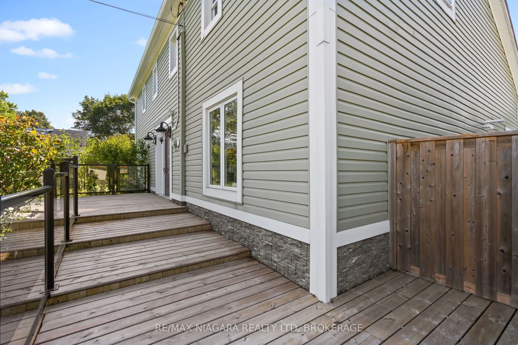 121 KNOLL Street