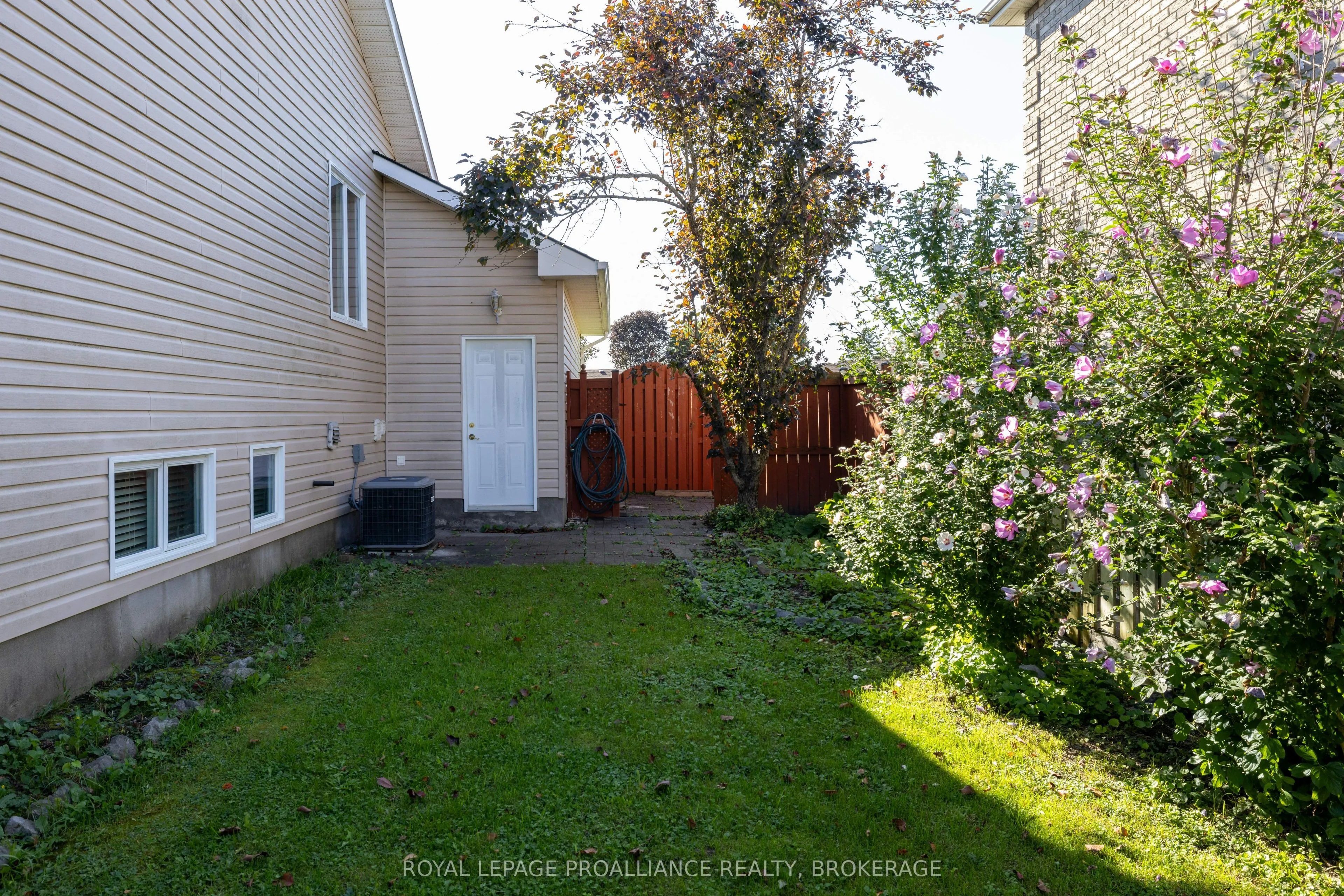 662 Millbrook Crescent