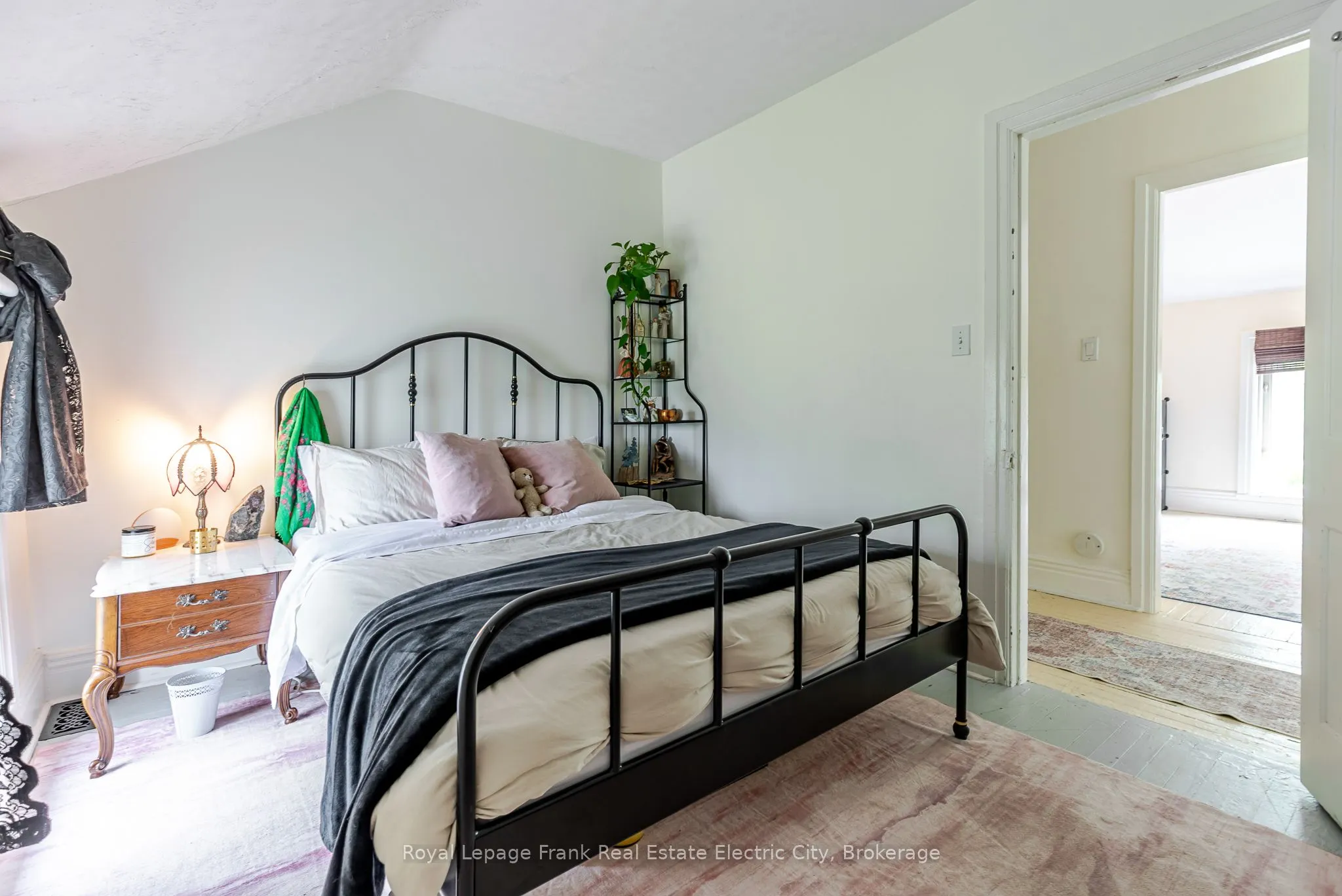 733-735 Bethune Street N