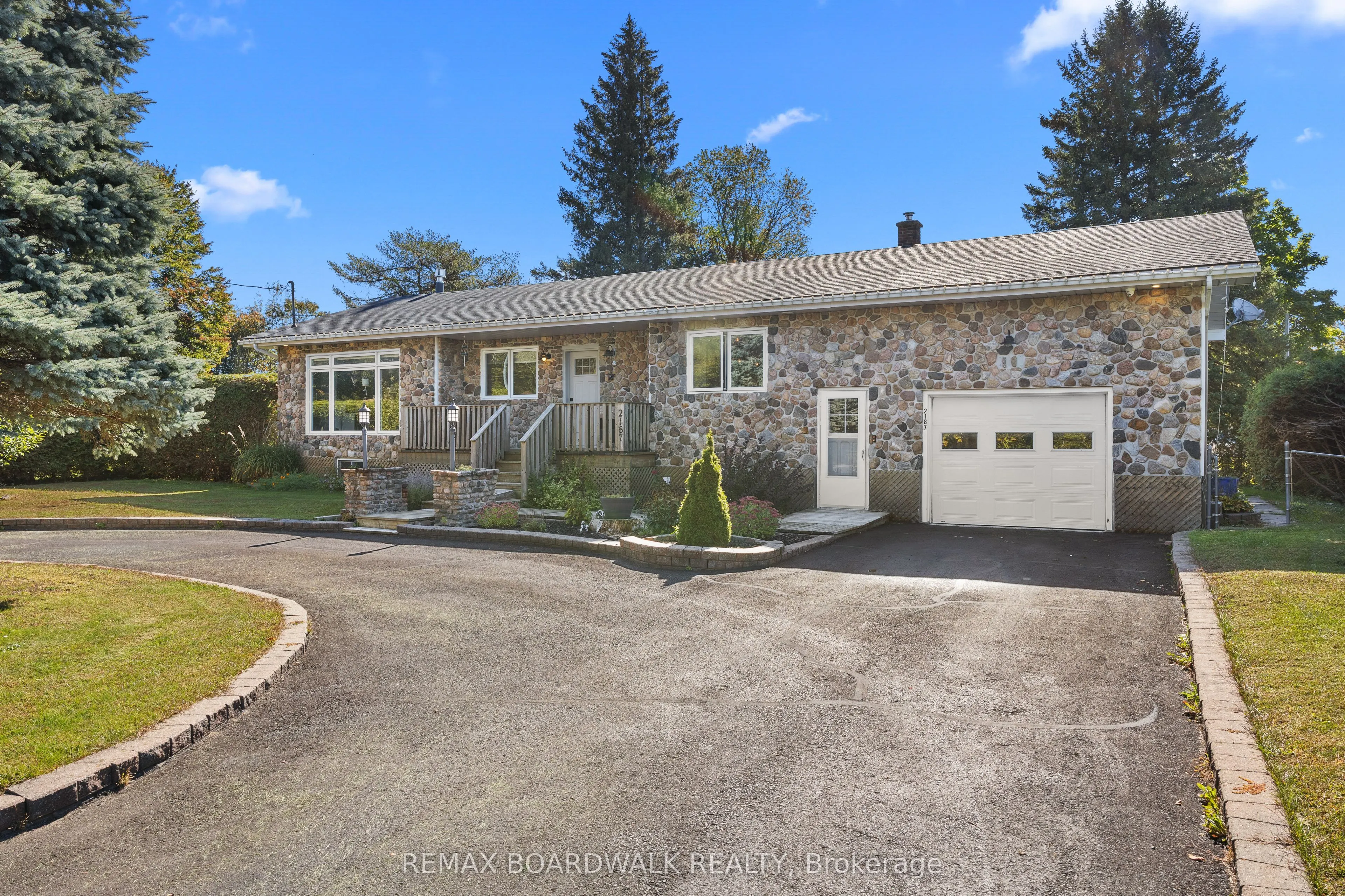2187 Des Pins Street