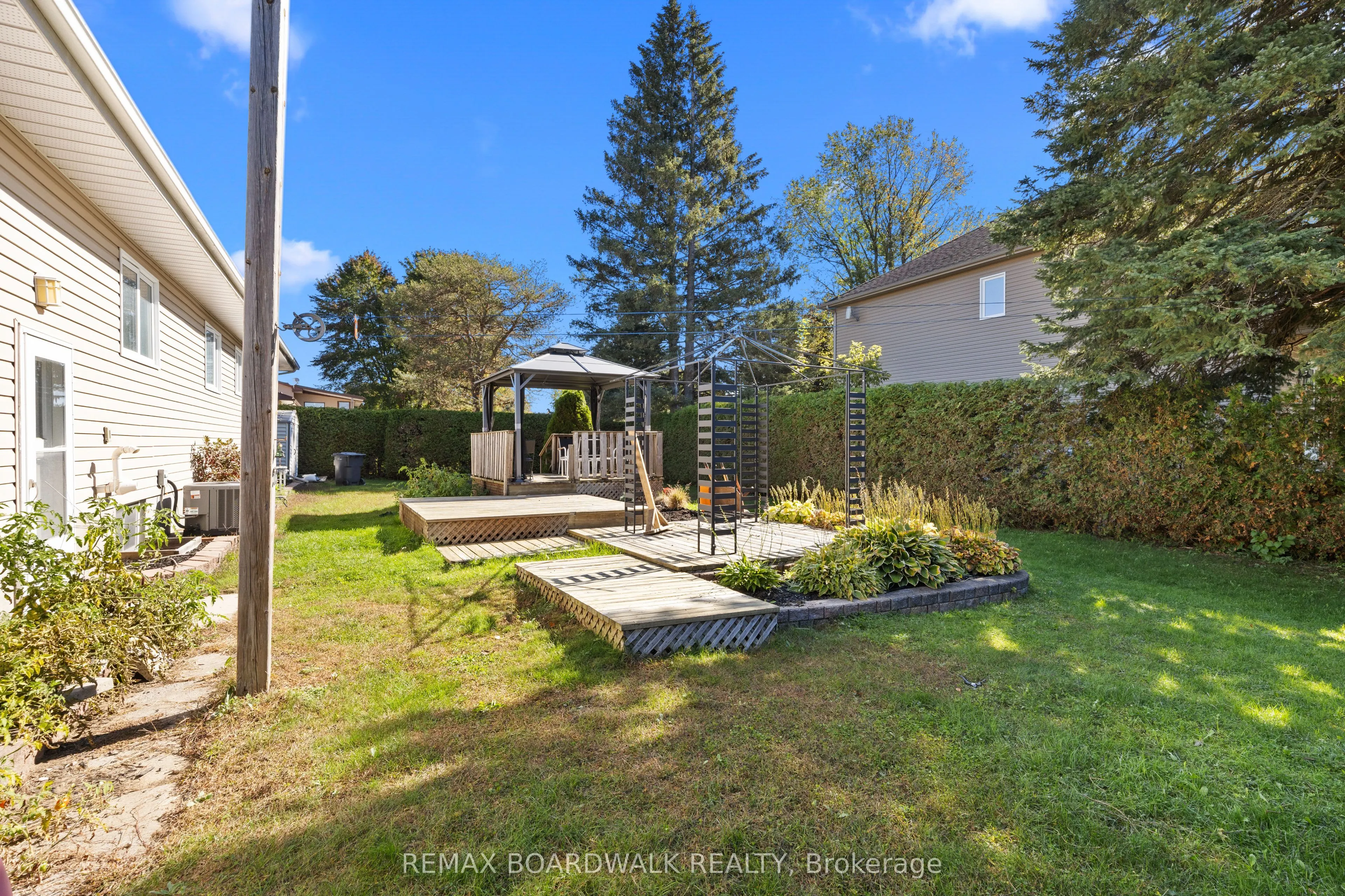 2187 Des Pins Street