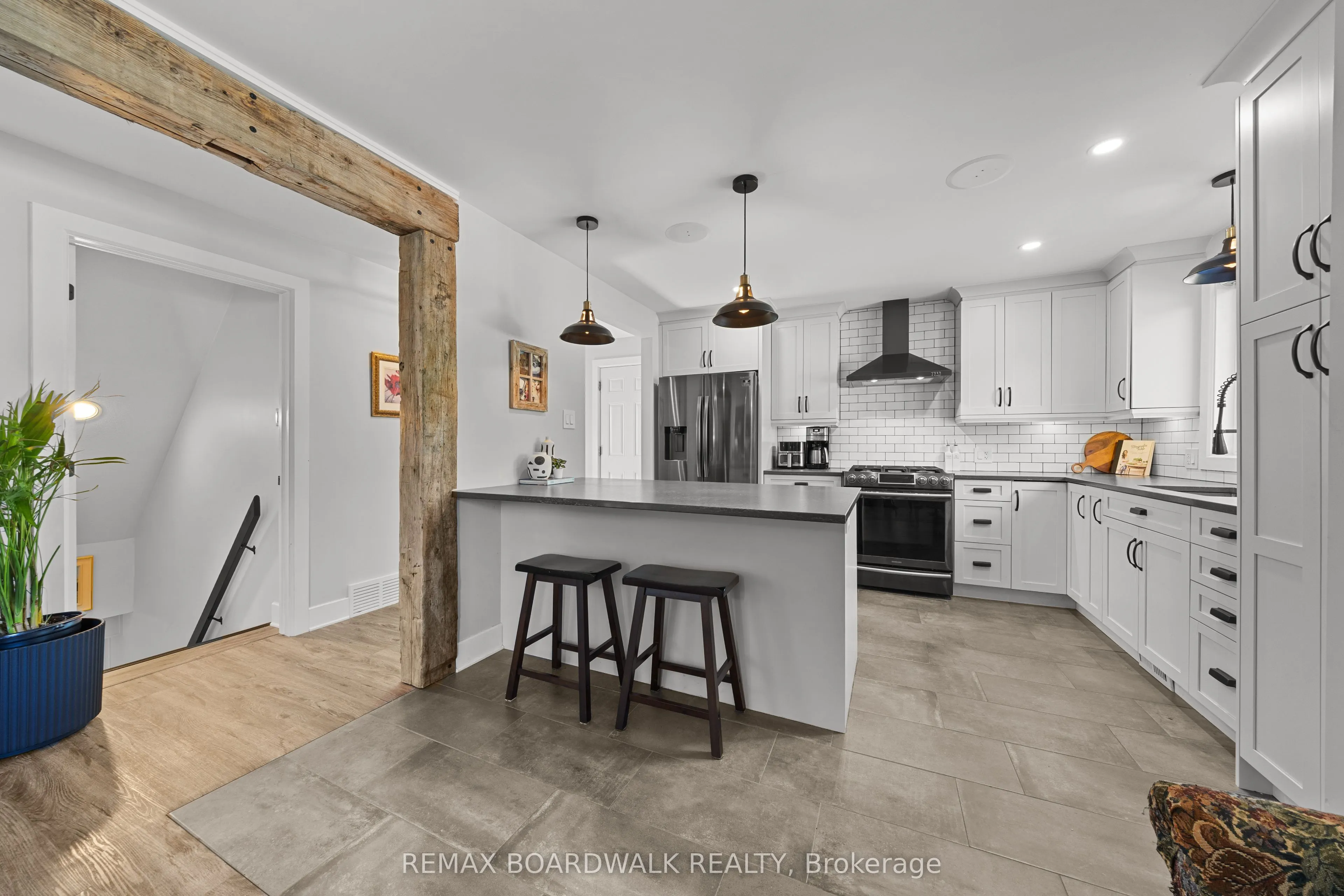 2187 Des Pins Street