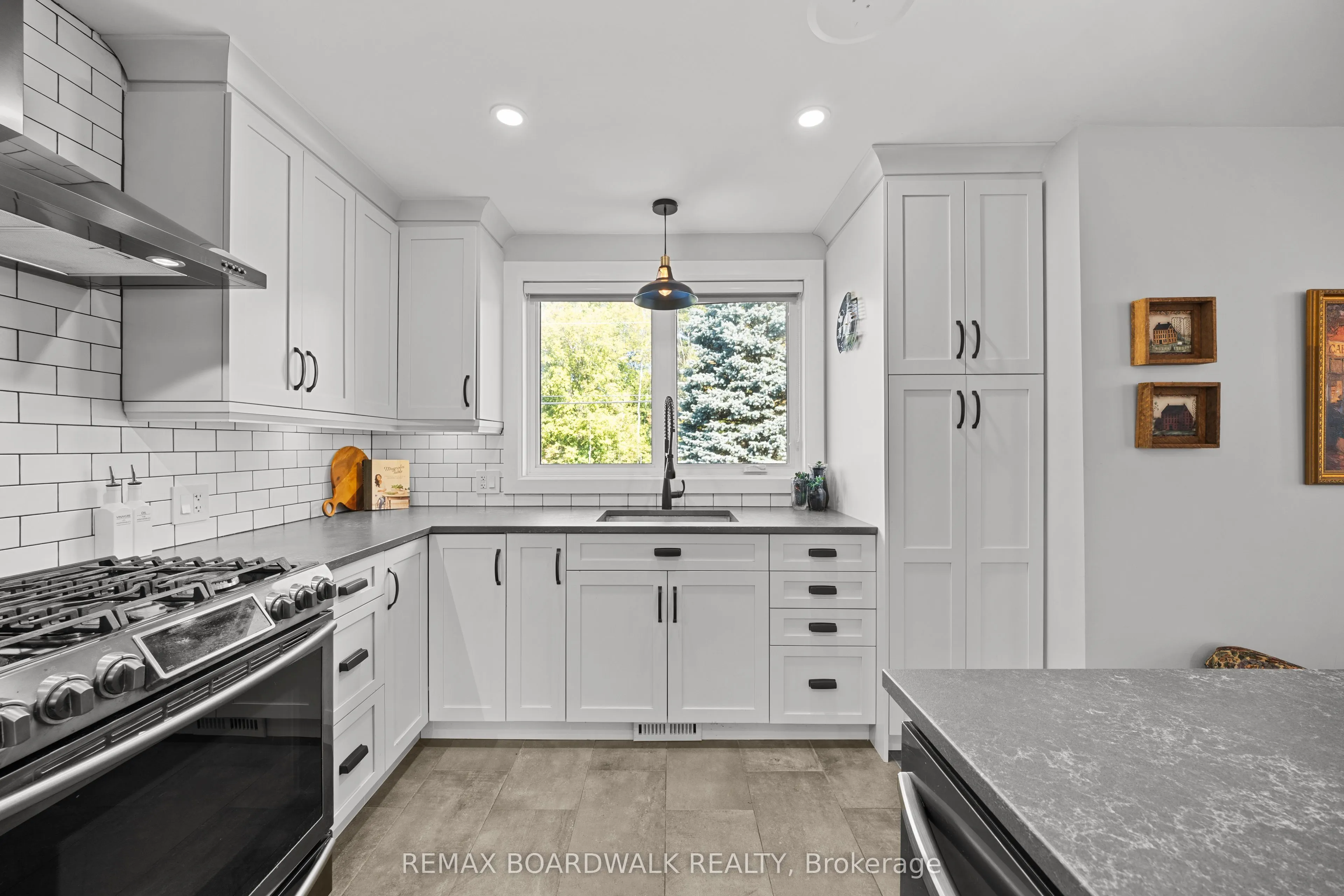 2187 Des Pins Street