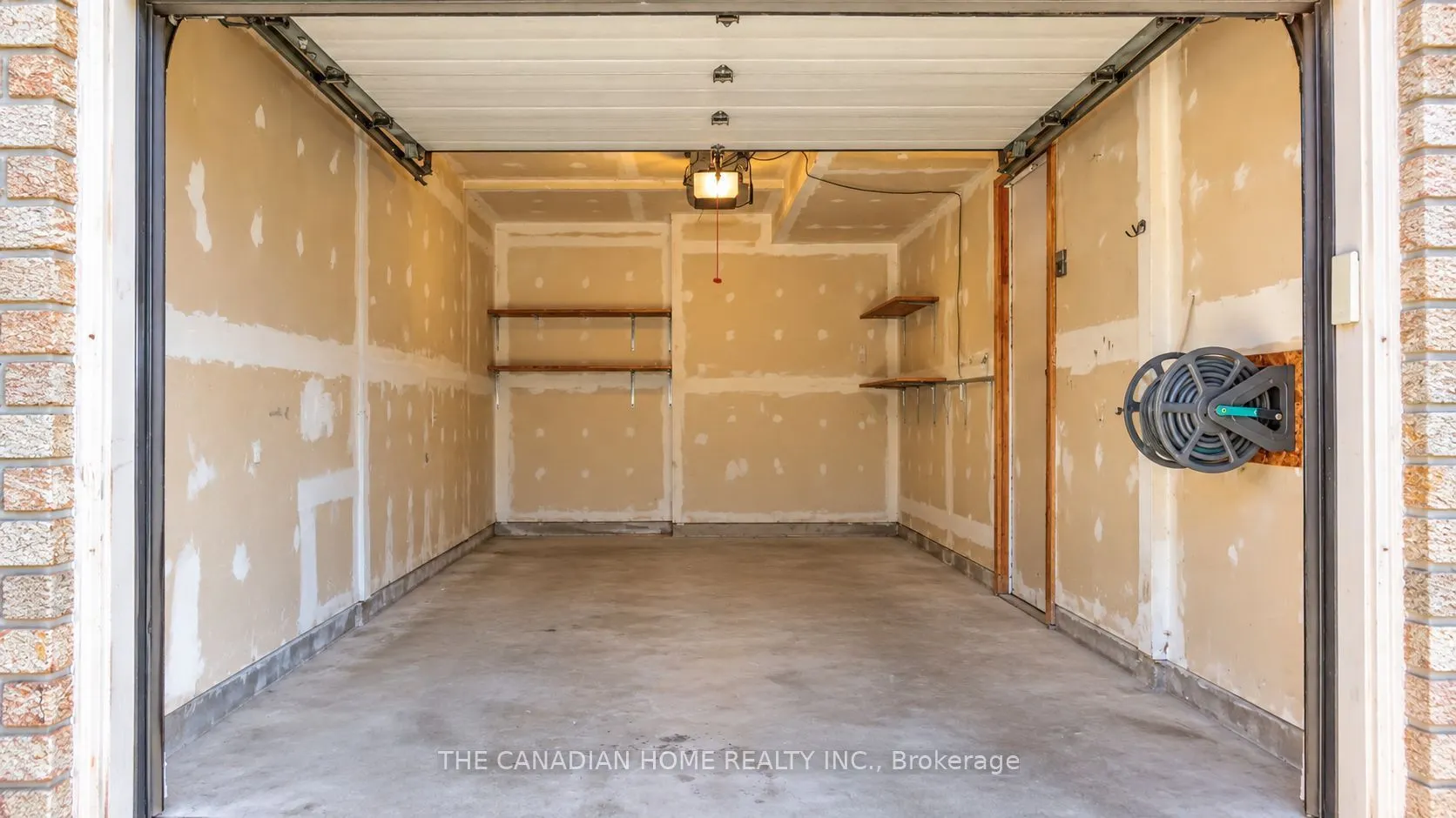 3 DUNHILL Crescent N