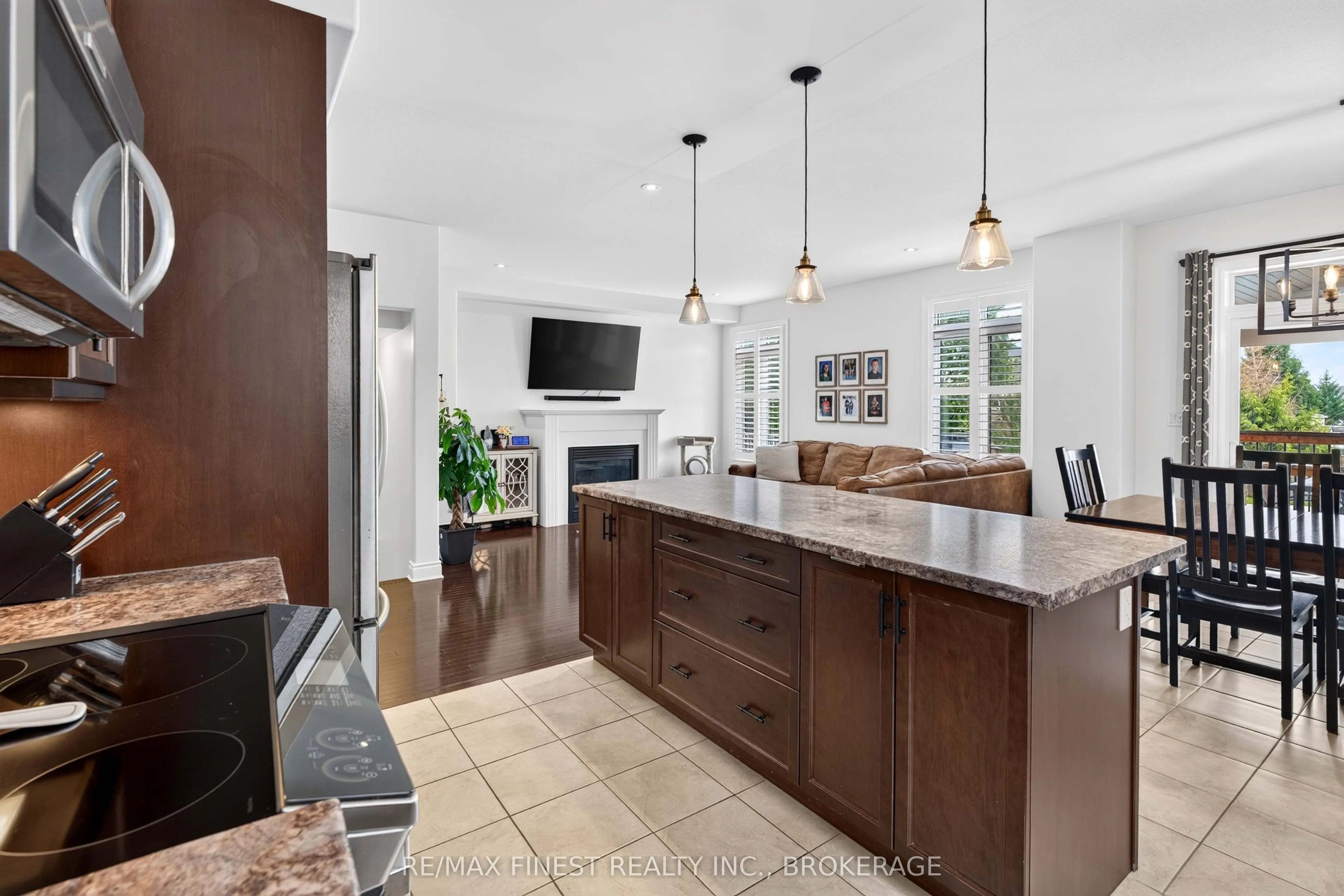 1593 Providence Crescent
