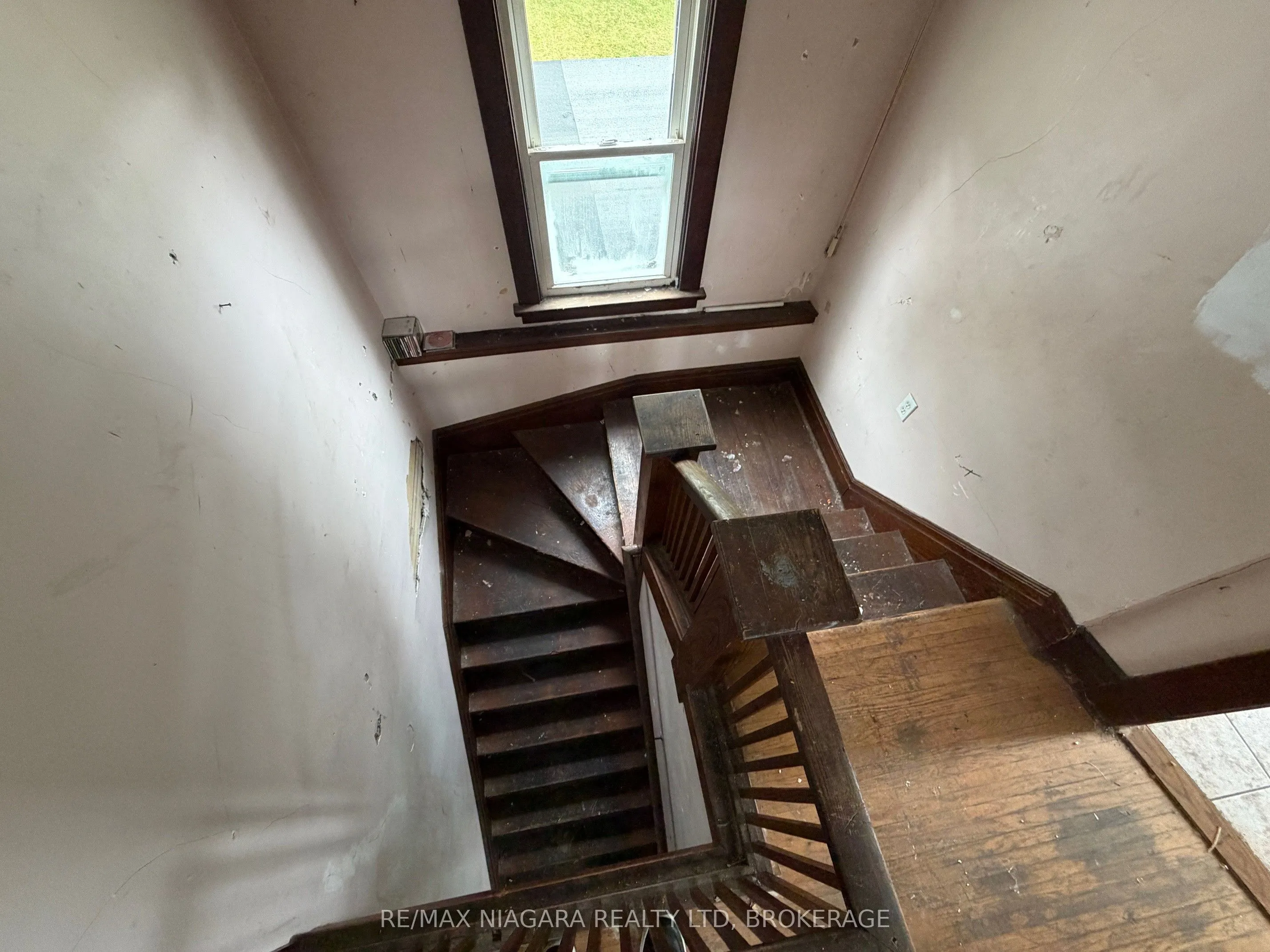 4445 John Street