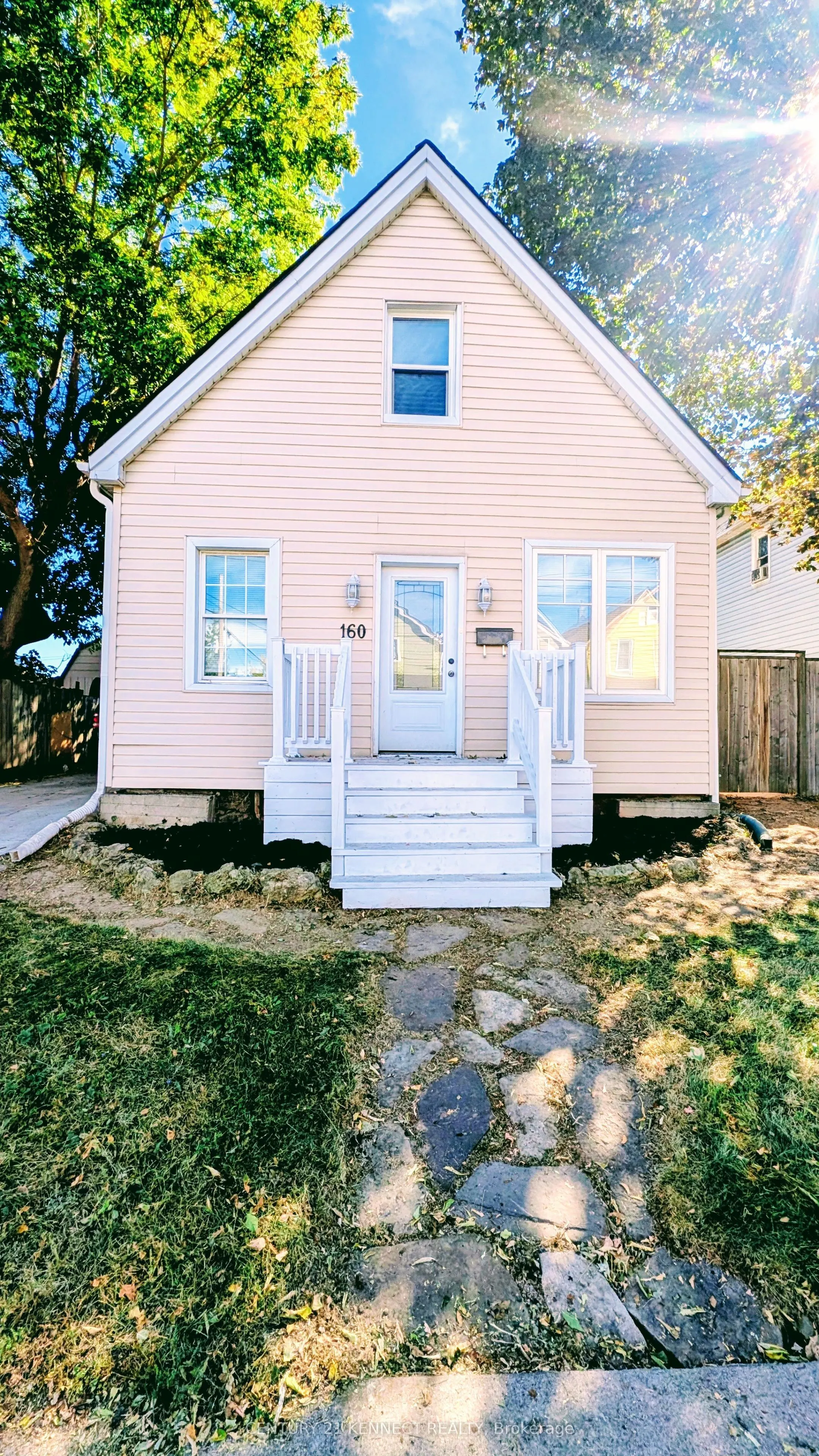 160 Glendale Avenue N