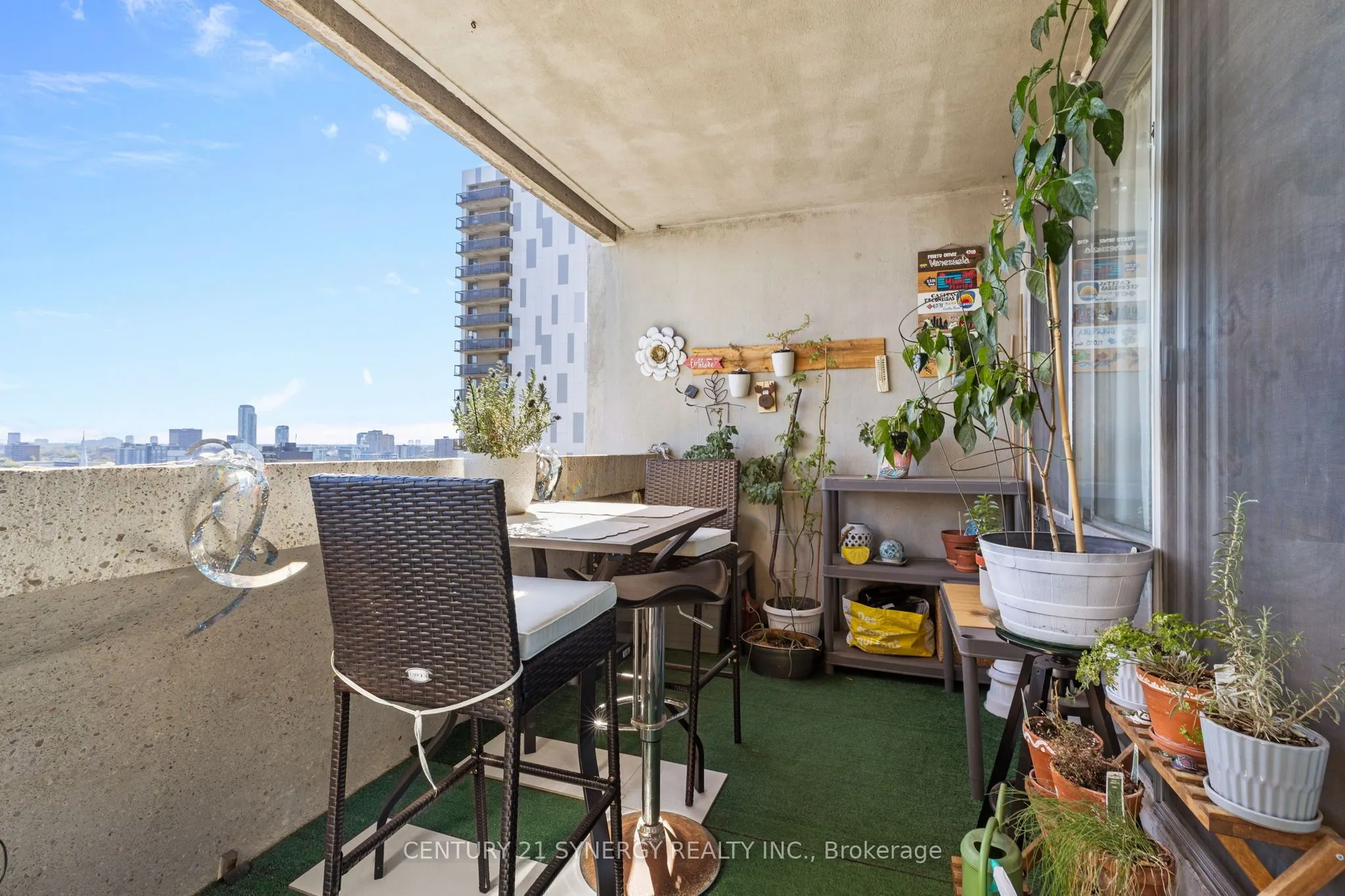 530 Laurier Avenue W #1605