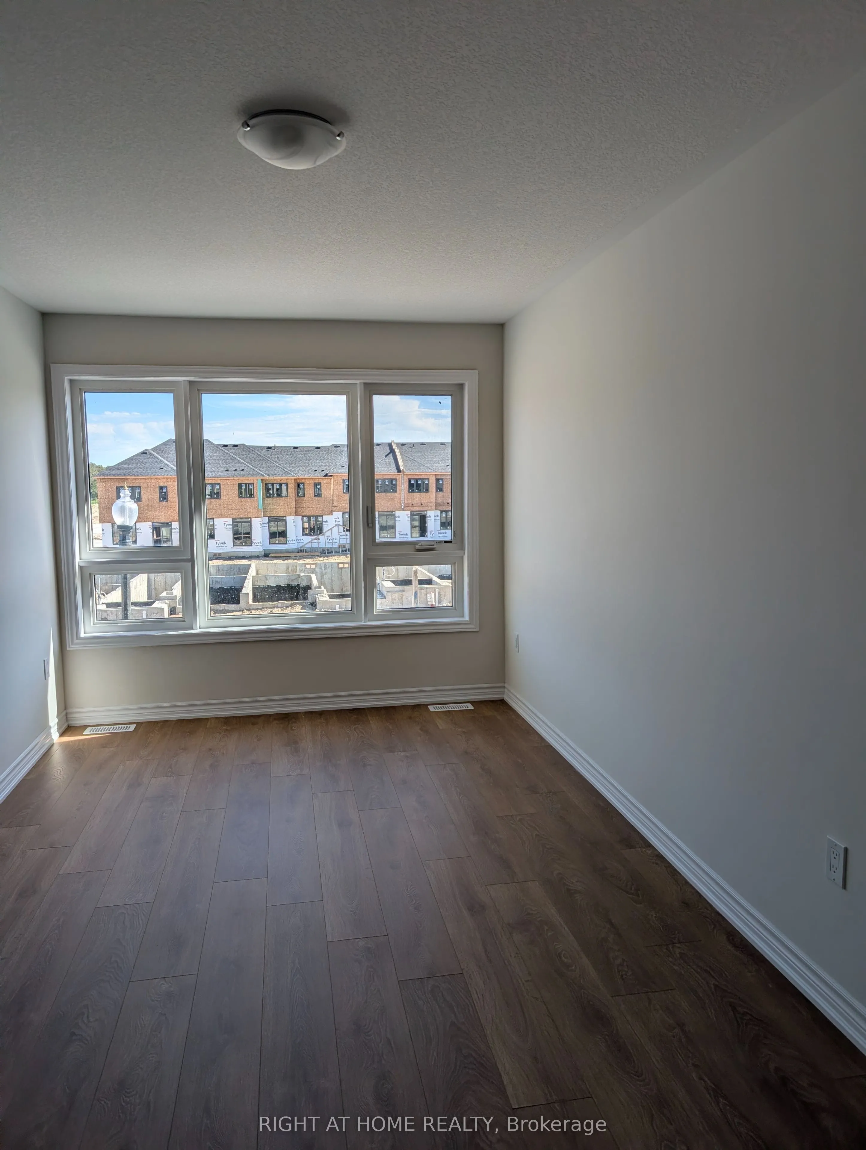 1052 Periwinkle Crescent
