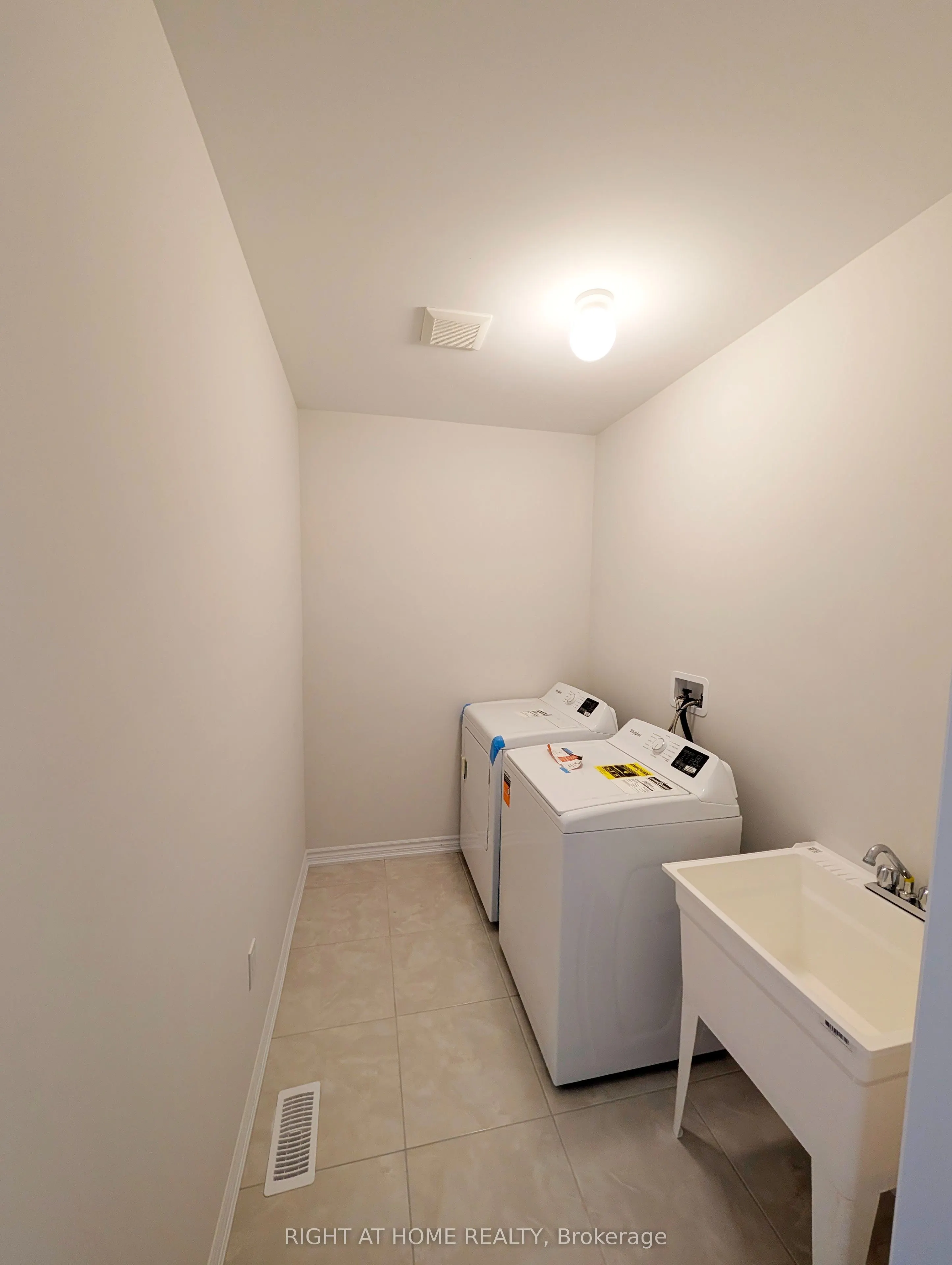 1052 Periwinkle Crescent