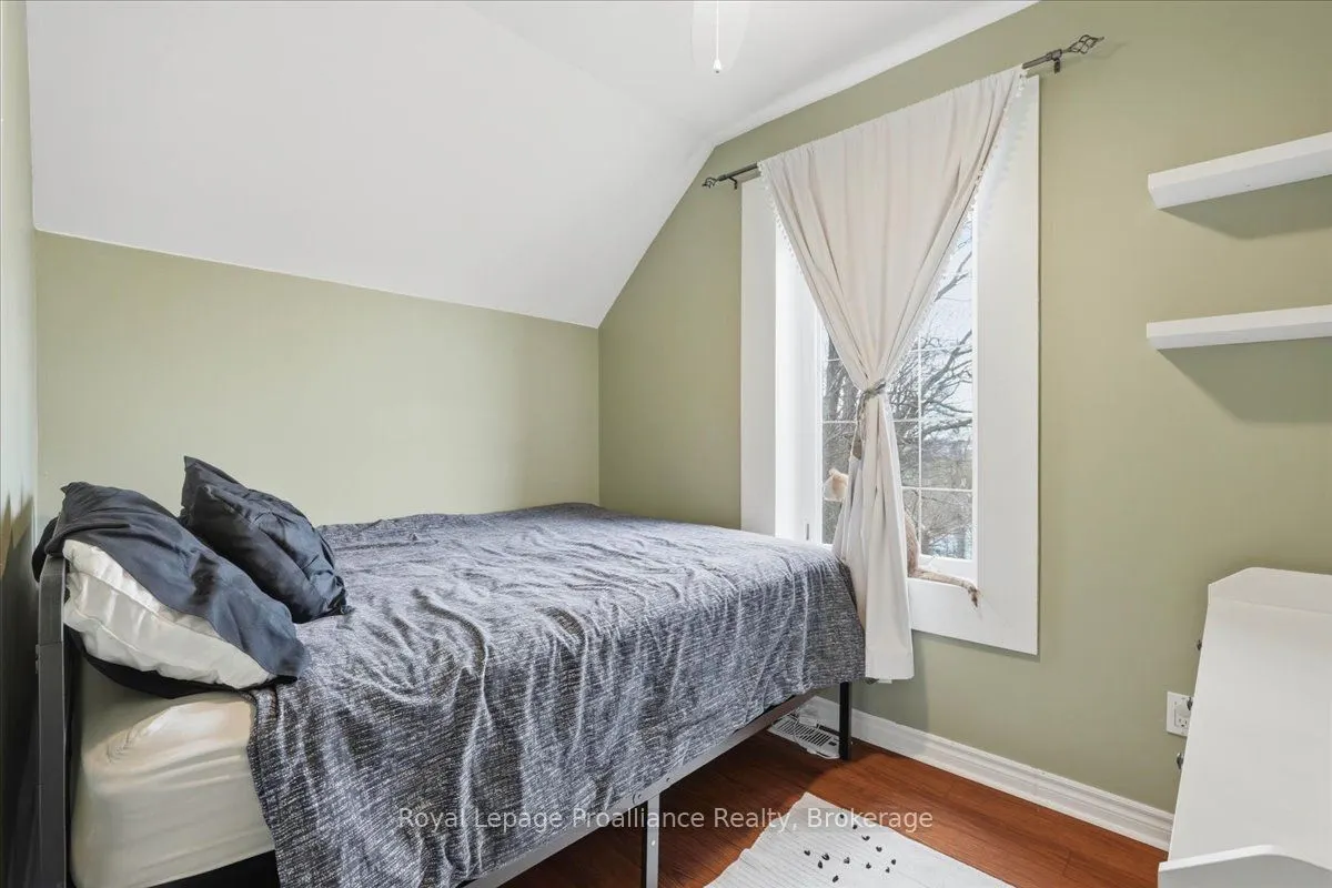 209 Dundas Street E